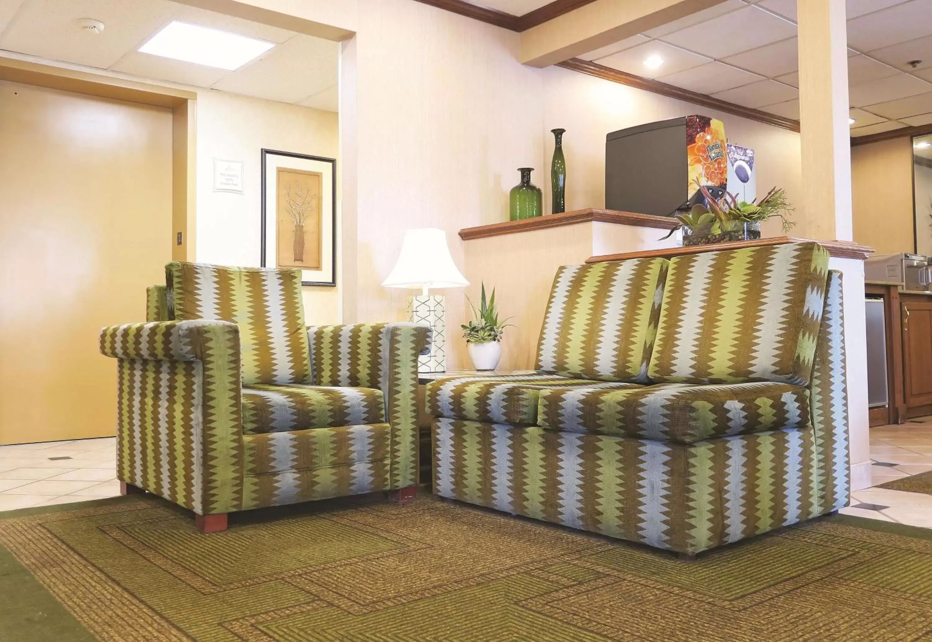 Lobby or reception, Seating Area in La Quinta Inn by Wyndham Milwaukee Airport / Oak Creek