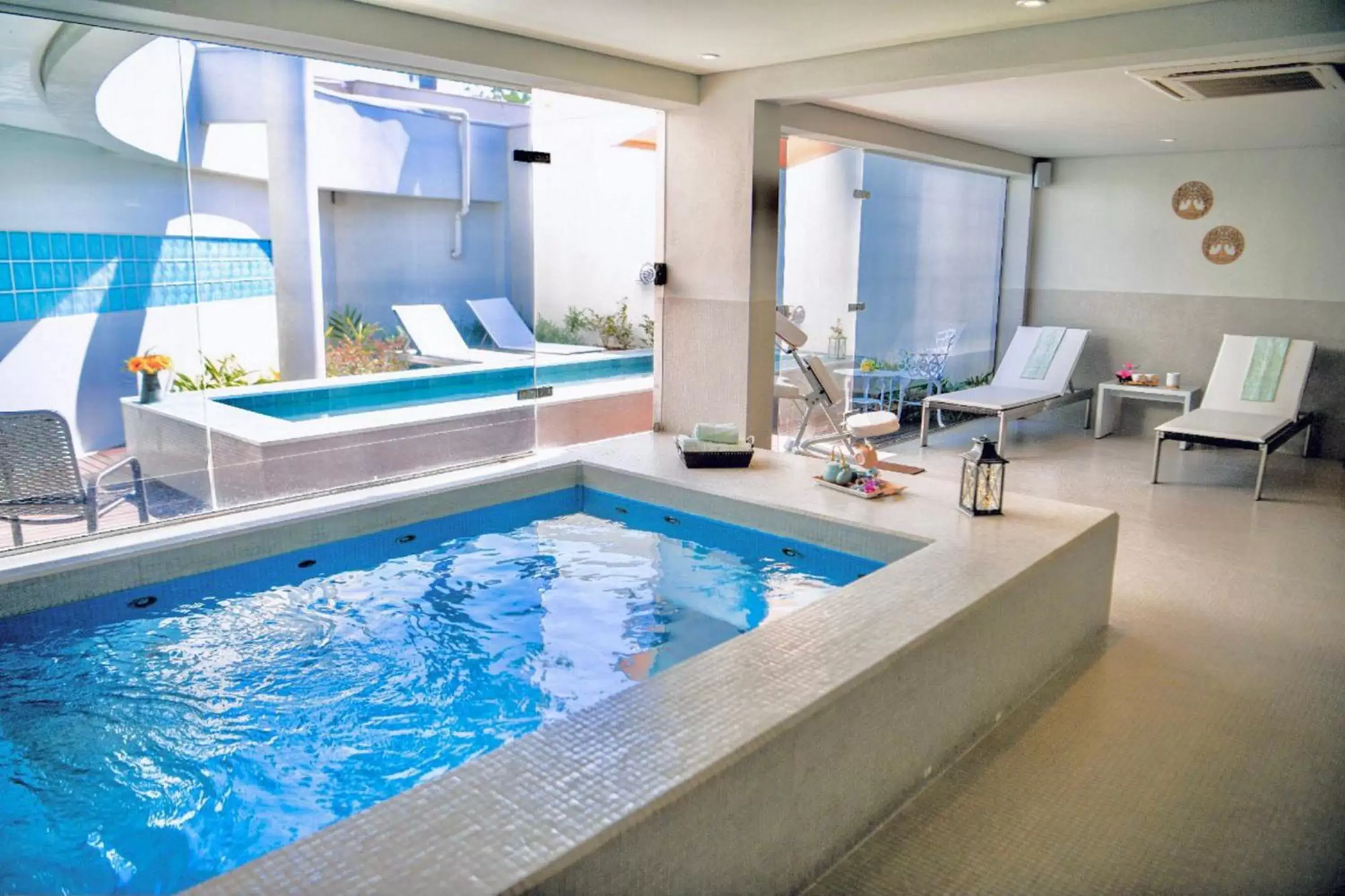 Hot Tub, Swimming Pool in Sanma Hotel