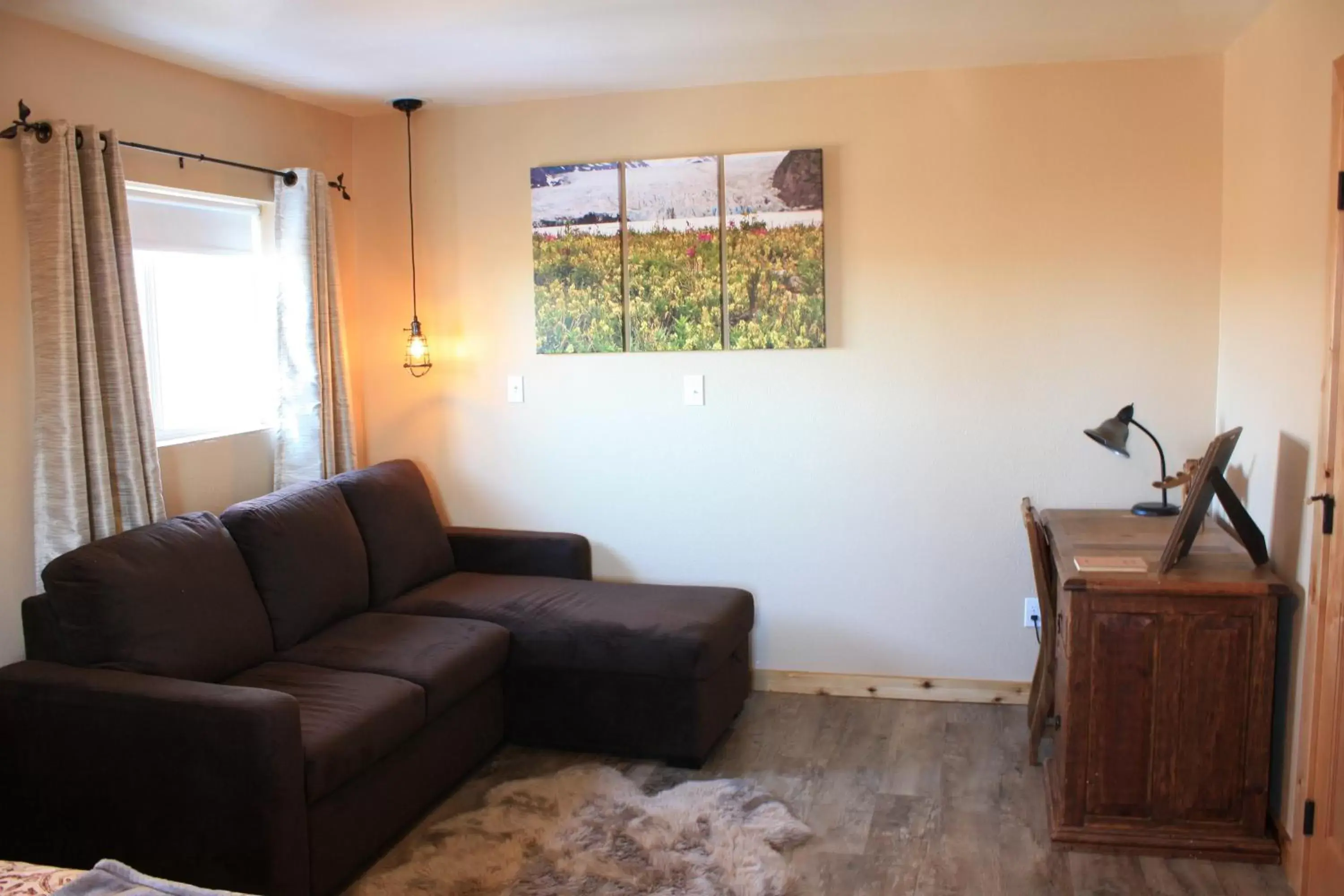 Bedroom, Seating Area in Fishhook Sunrise B&B