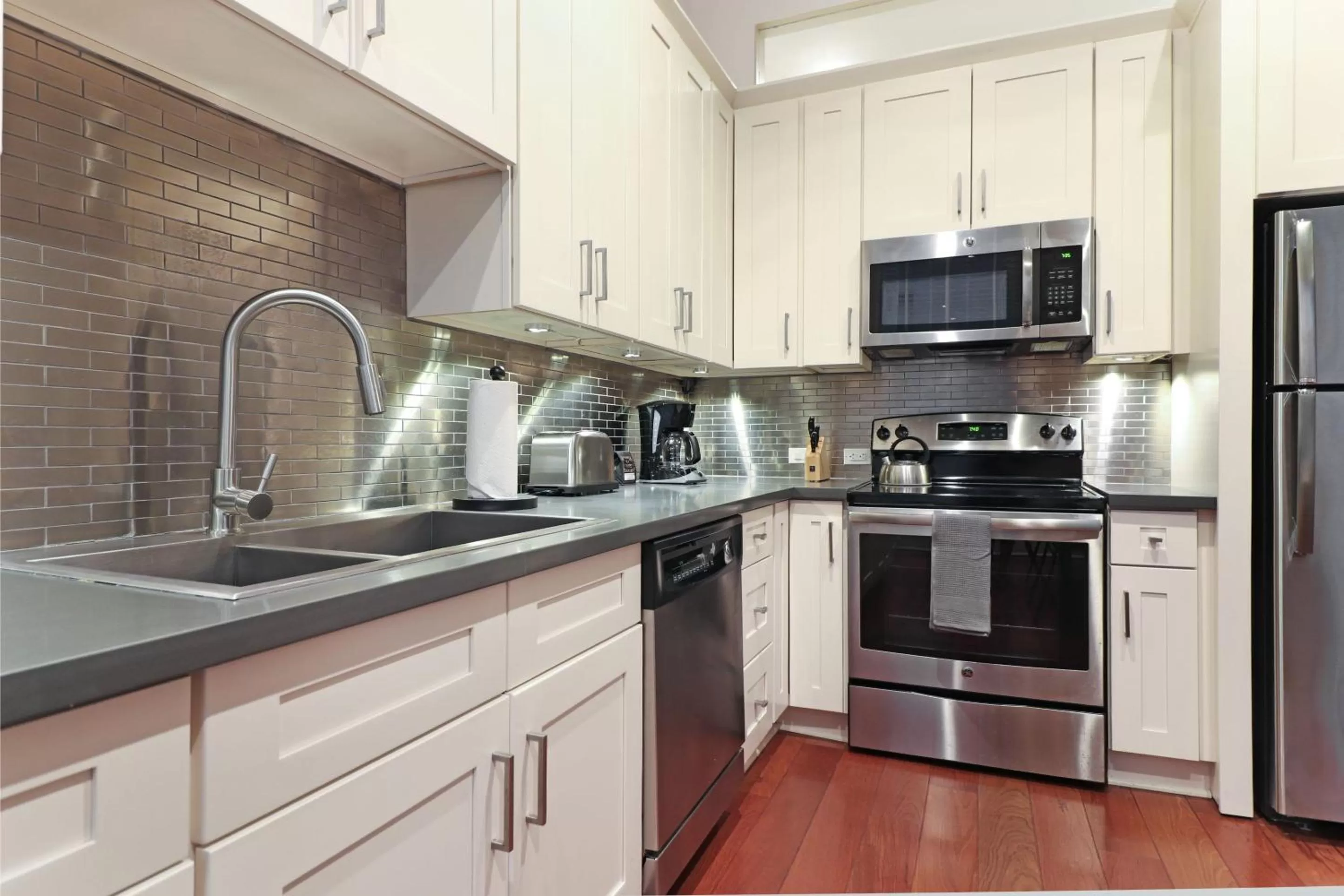 Coffee/tea facilities in Roami at Factors Row