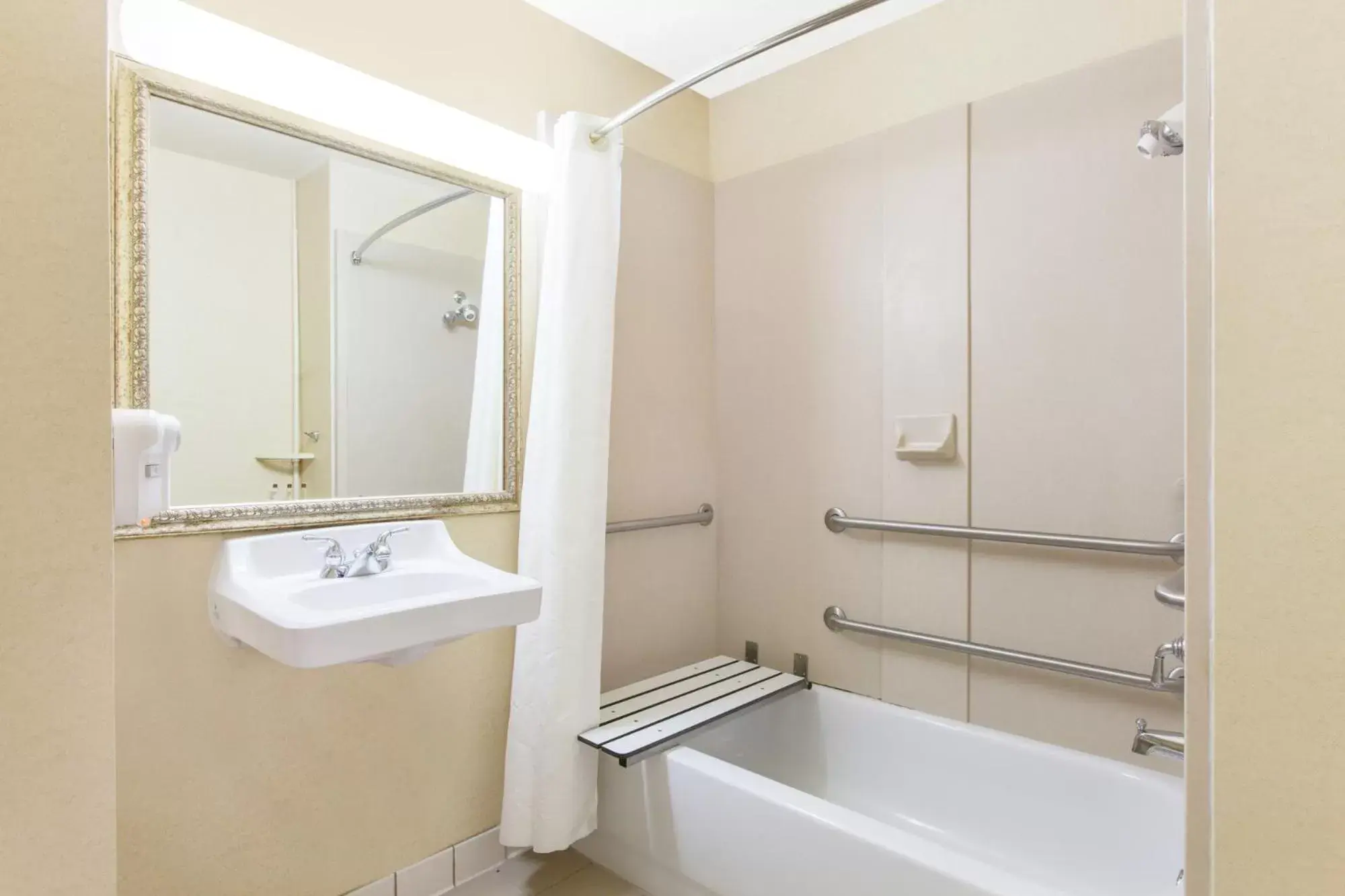 Deluxe King Room - Disability Access - Non-Smoking in Wingate by Wyndham Bentonville Deluxe King Room - Disability Access - Non-Smoking in Wingate by Wyndham Bentonville