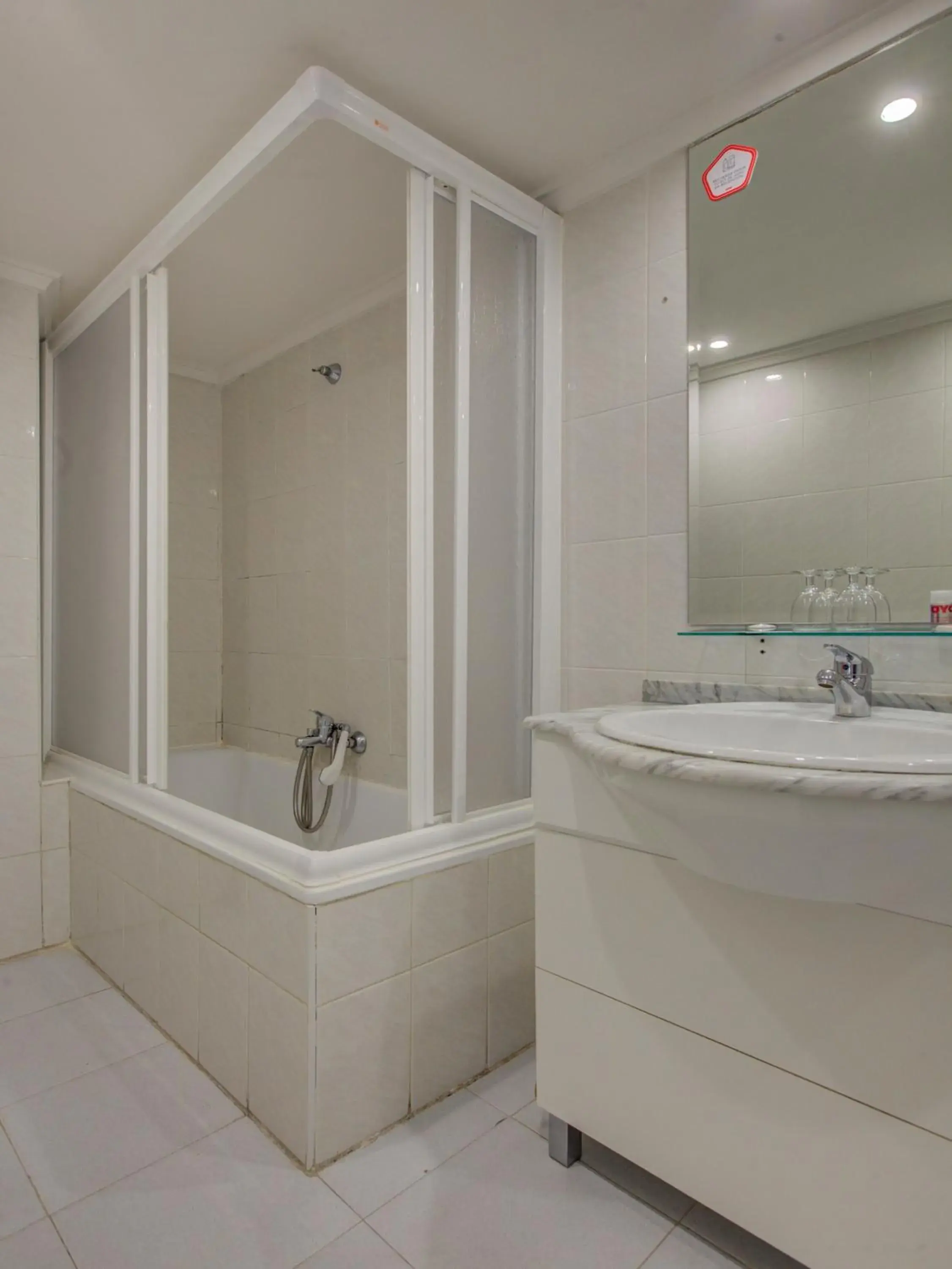 Bathroom in Emperatriz I