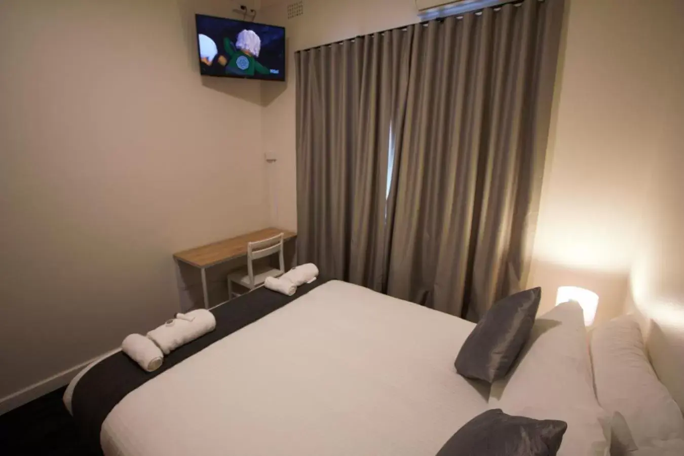 Bed in Sydney Junction Hotel