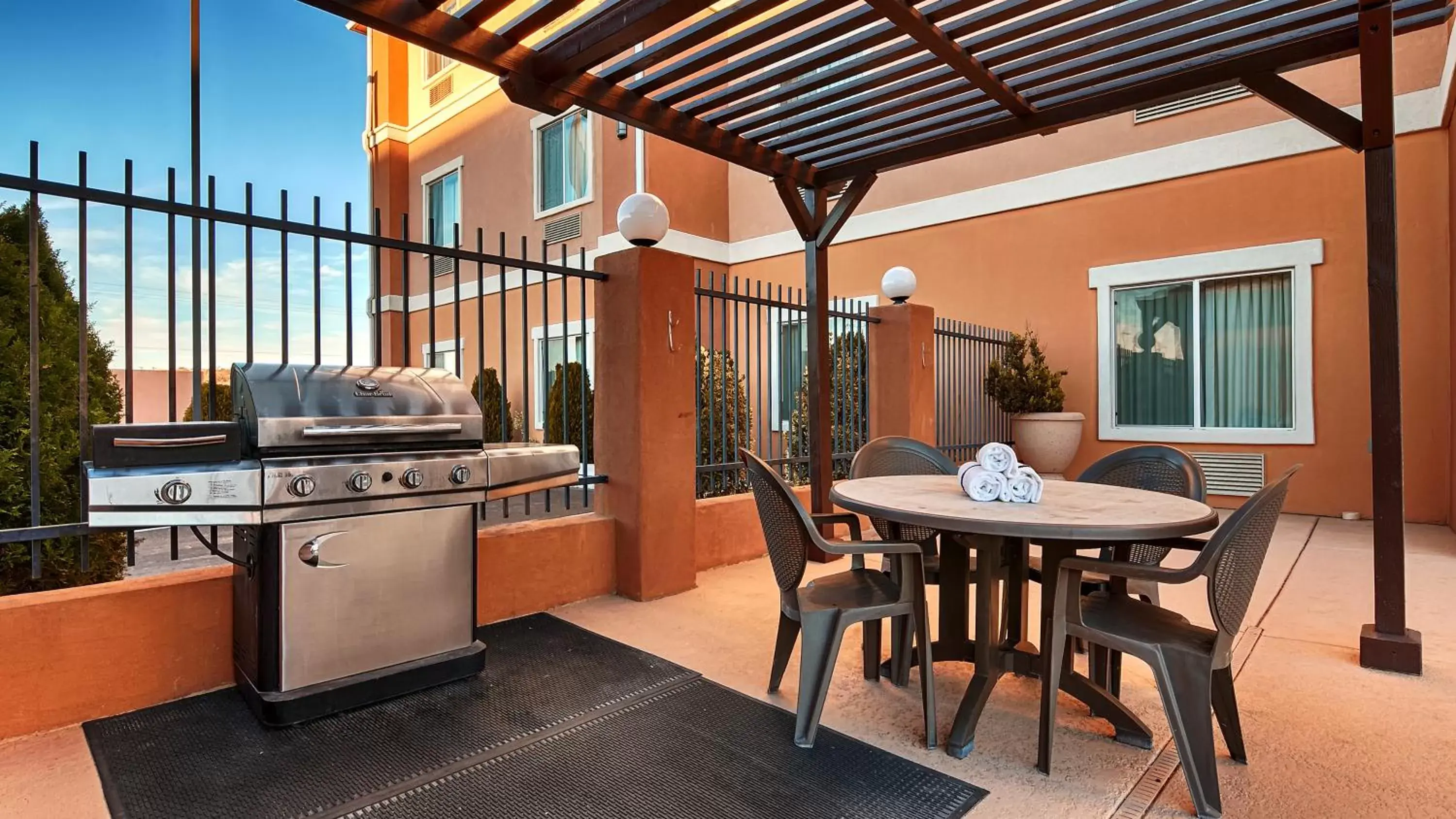 Property building, Patio/Outdoor Area in Best Western Sonora Inn & Suites