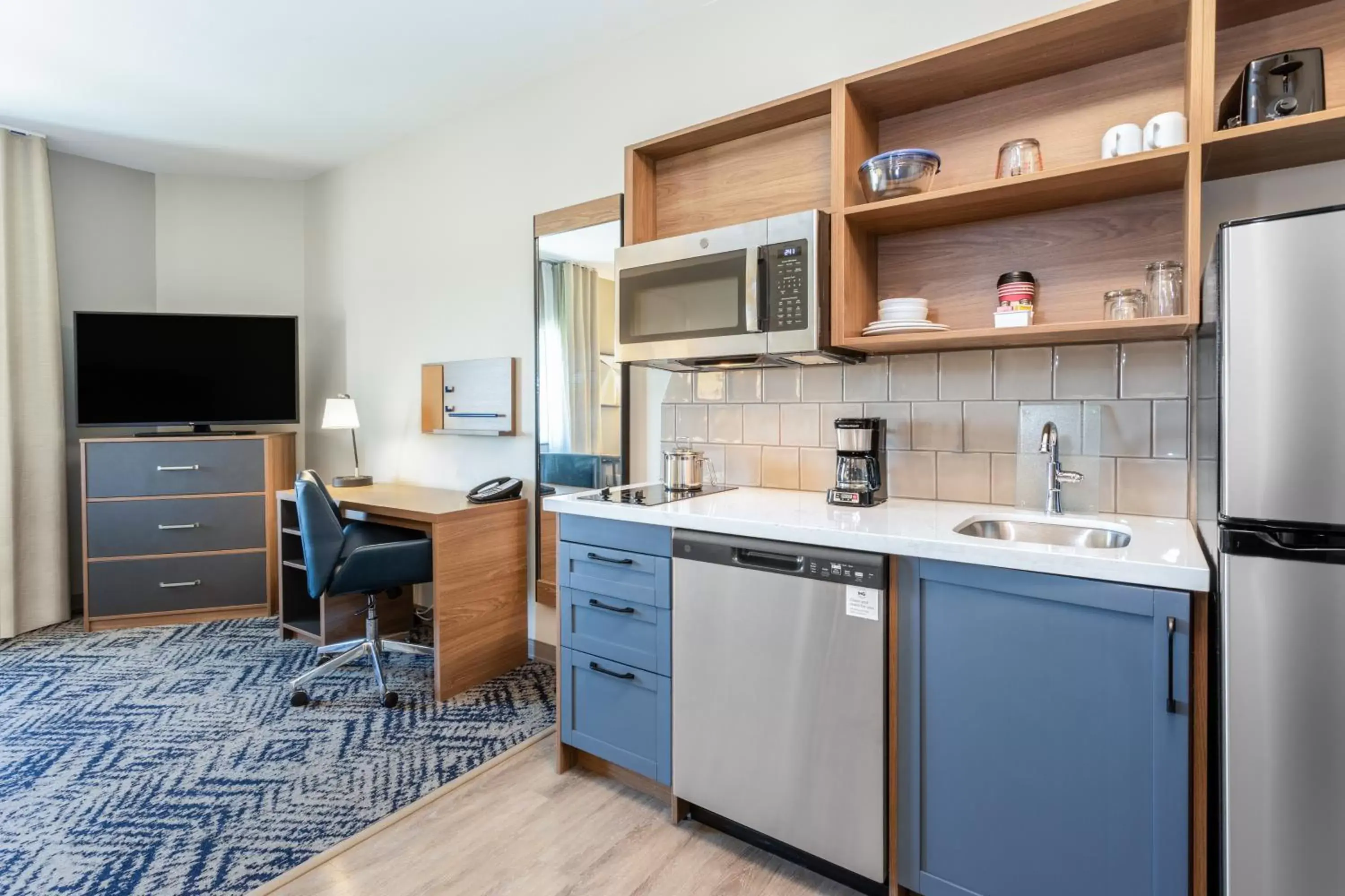 TV and multimedia, Kitchen/Kitchenette in Candlewood Suites Grand Junction, an IHG Hotel