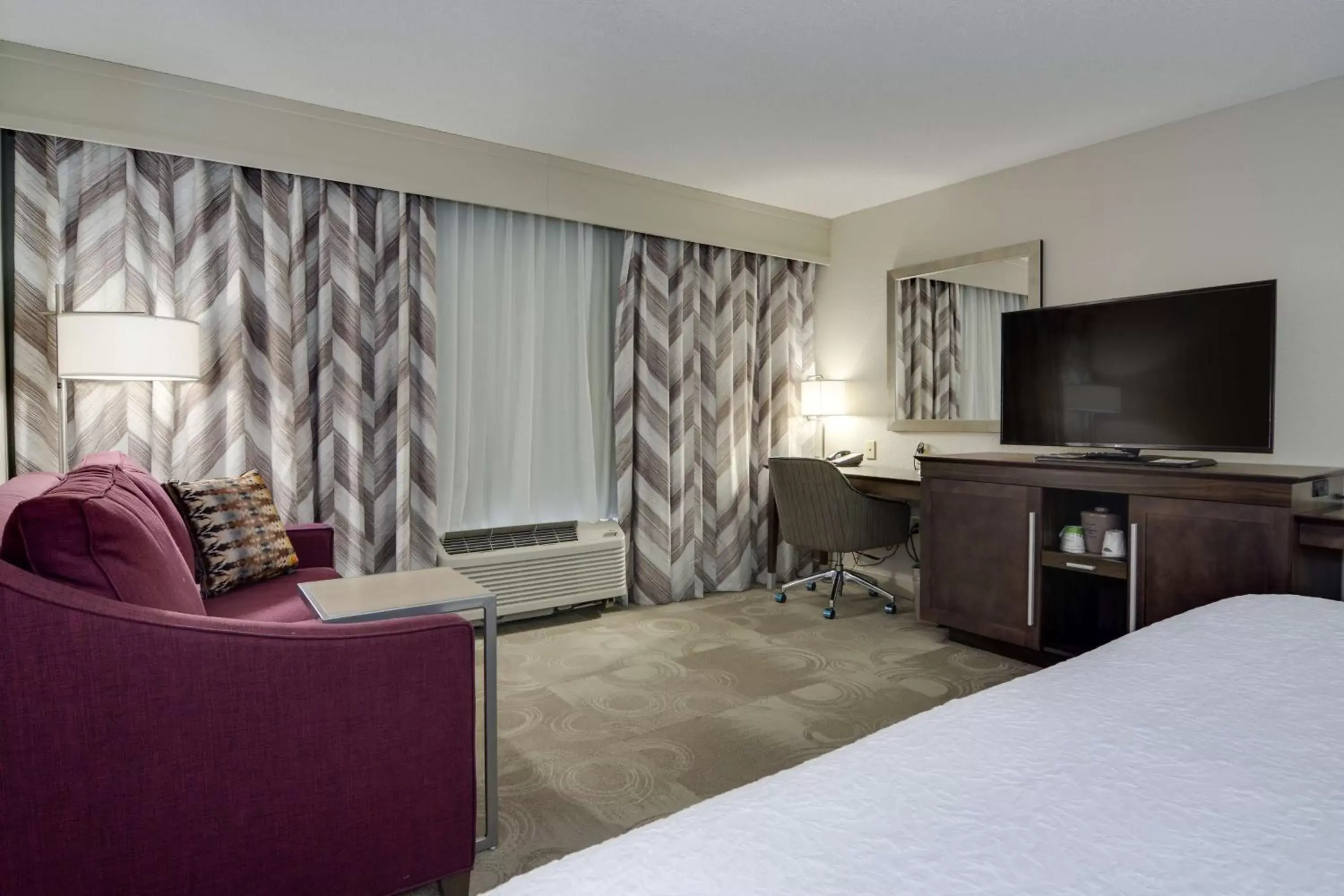 Bedroom, TV/Entertainment Center in Hampton Inn Atlanta-Fairburn