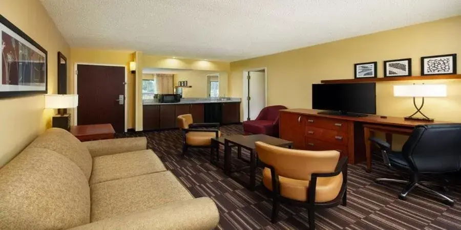 Seating Area in Holiday Inn Express Tifton, an IHG Hotel