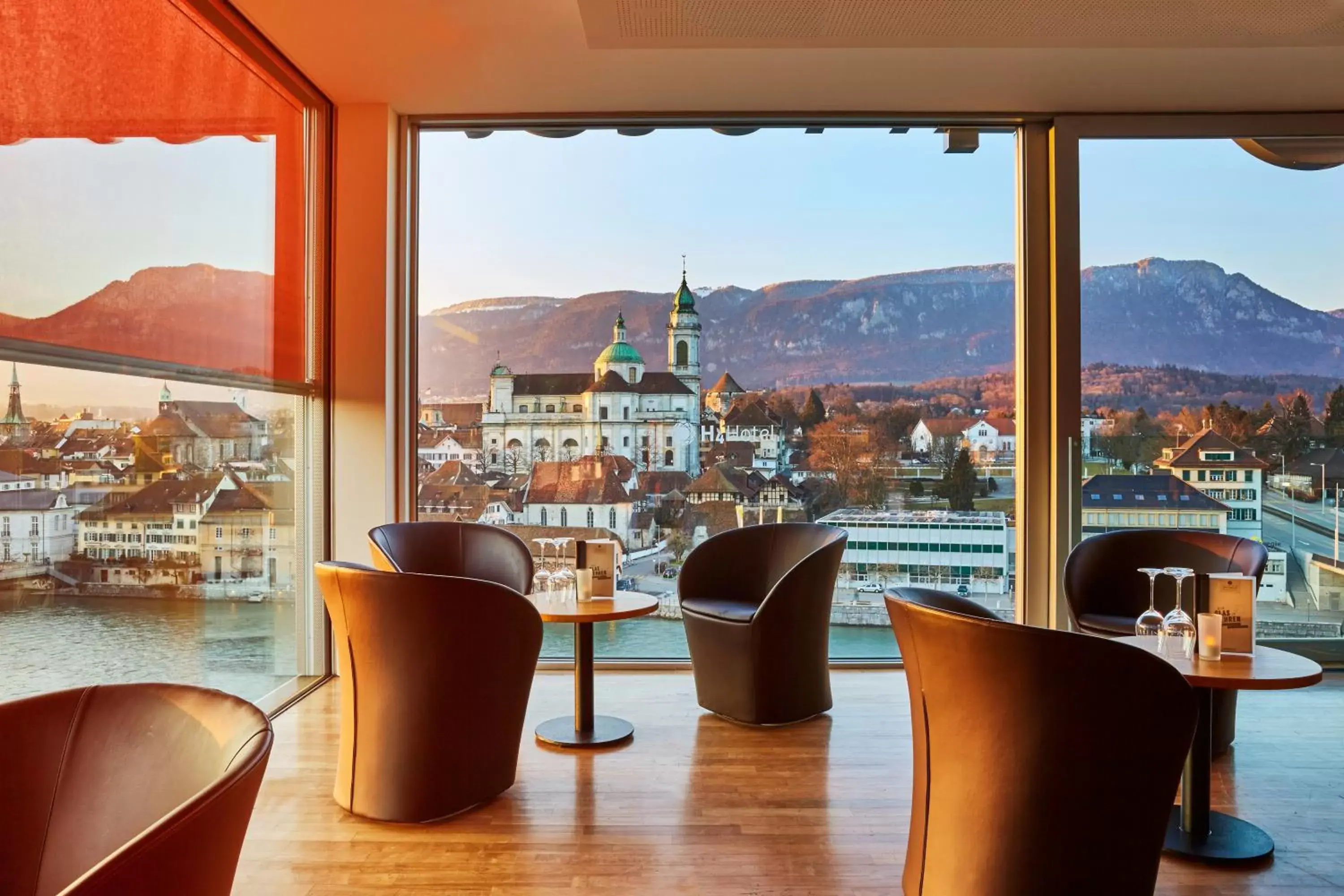 Lounge or bar, Mountain View in H4 Hotel Solothurn