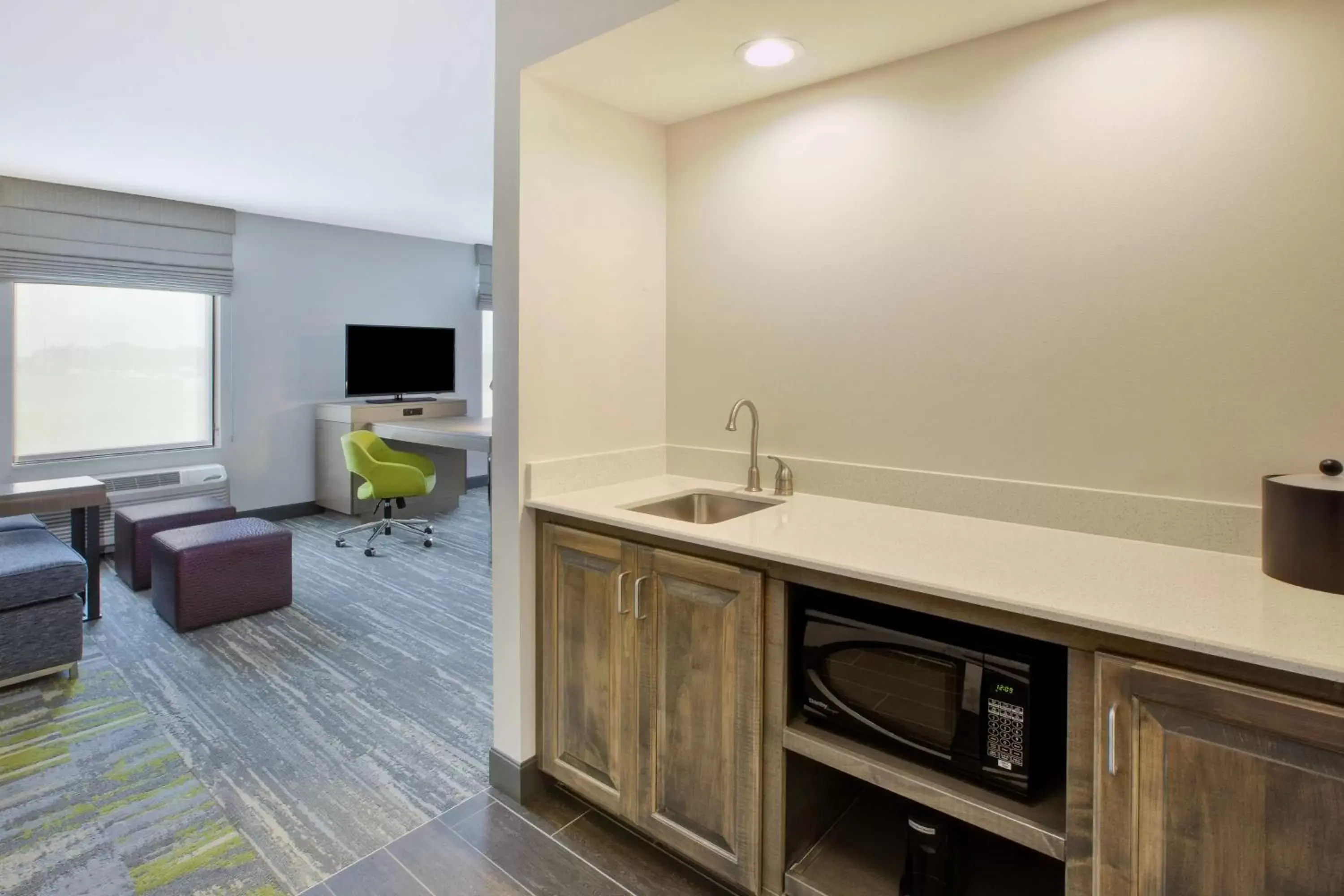 Bedroom, Kitchen/Kitchenette in Hampton Inn & Suites By Hilton, Southwest Sioux Falls