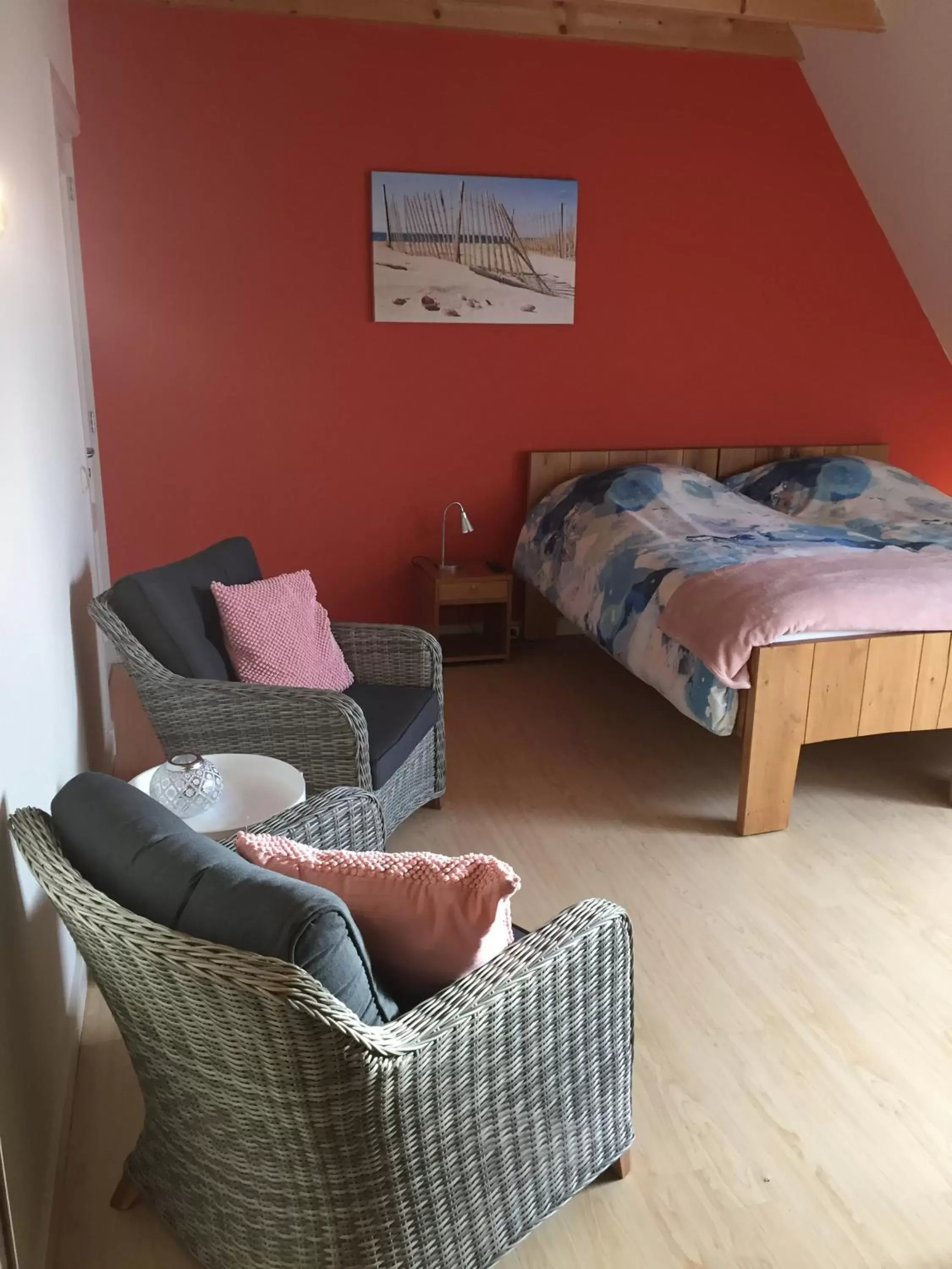 Bed, Seating Area in B&B Idylle aan Zee incl 2 Wellnessstudios