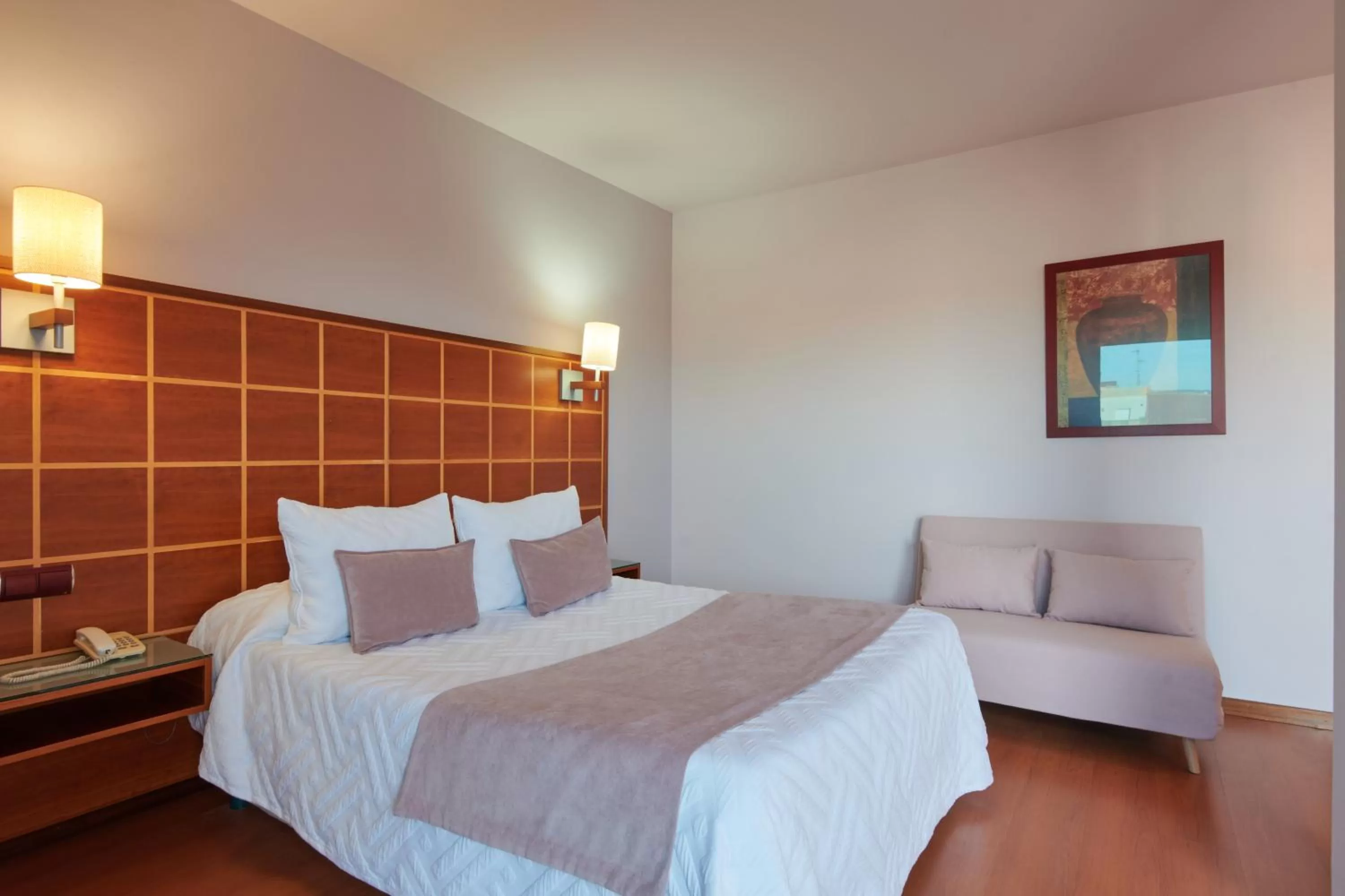 Photo of the whole room, Bed in Ramblas Vendrell