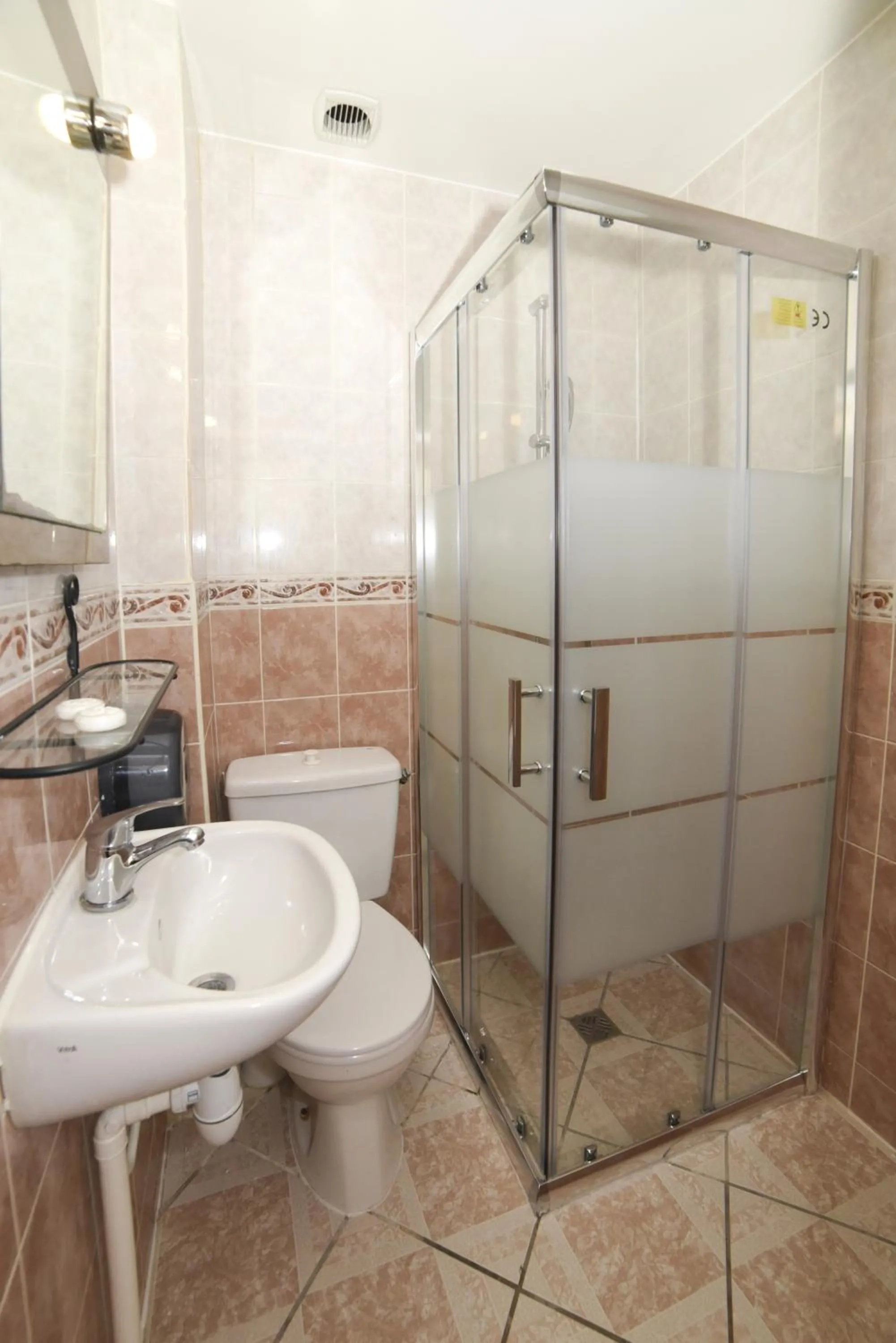 Shower in Sully Hôtel