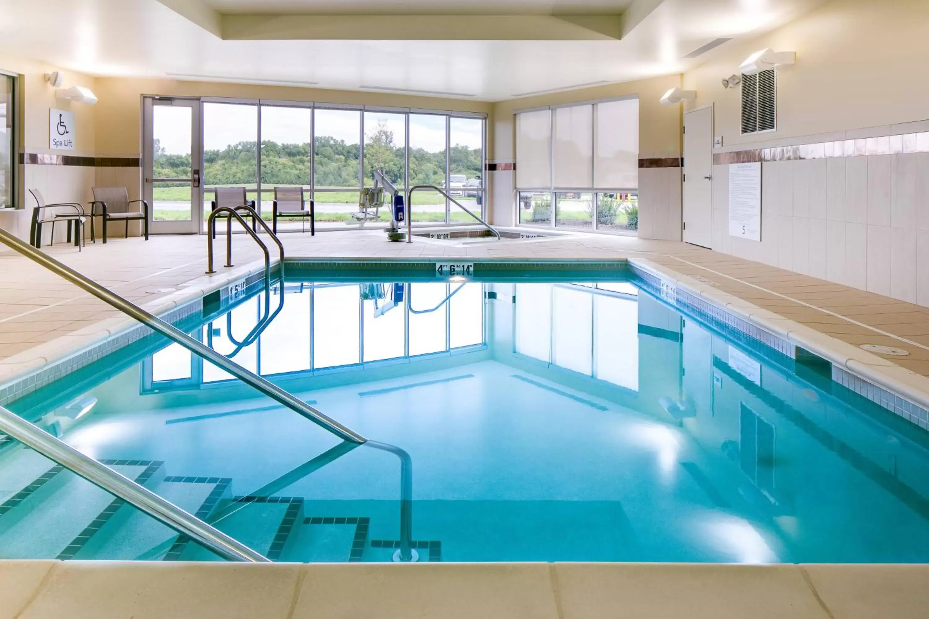 Swimming Pool in Courtyard by Marriott Omaha Bellevue at Beardmore Event Center