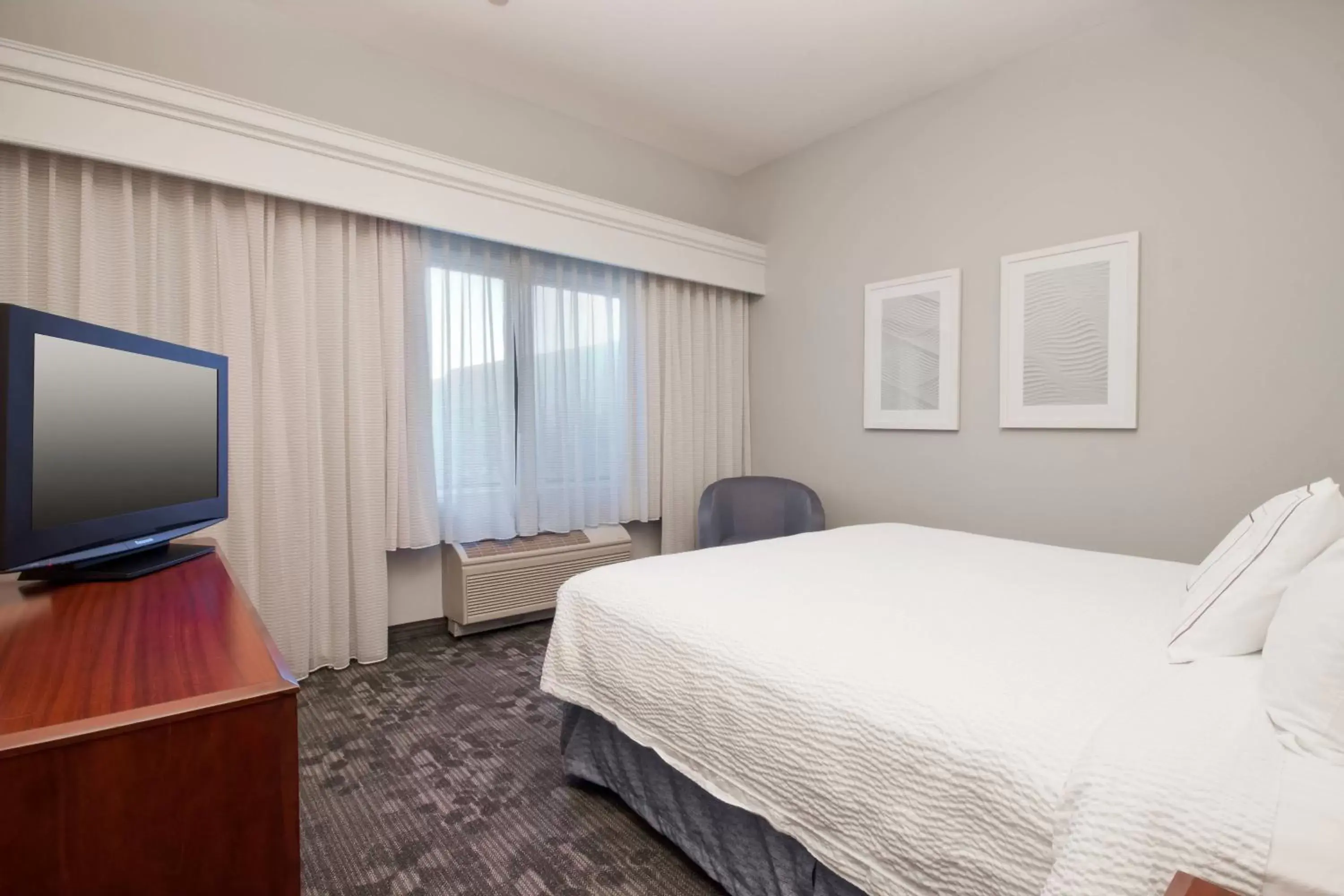One-Bedroom King Suite with Sofa Bed in Courtyard by Marriott Palmdale