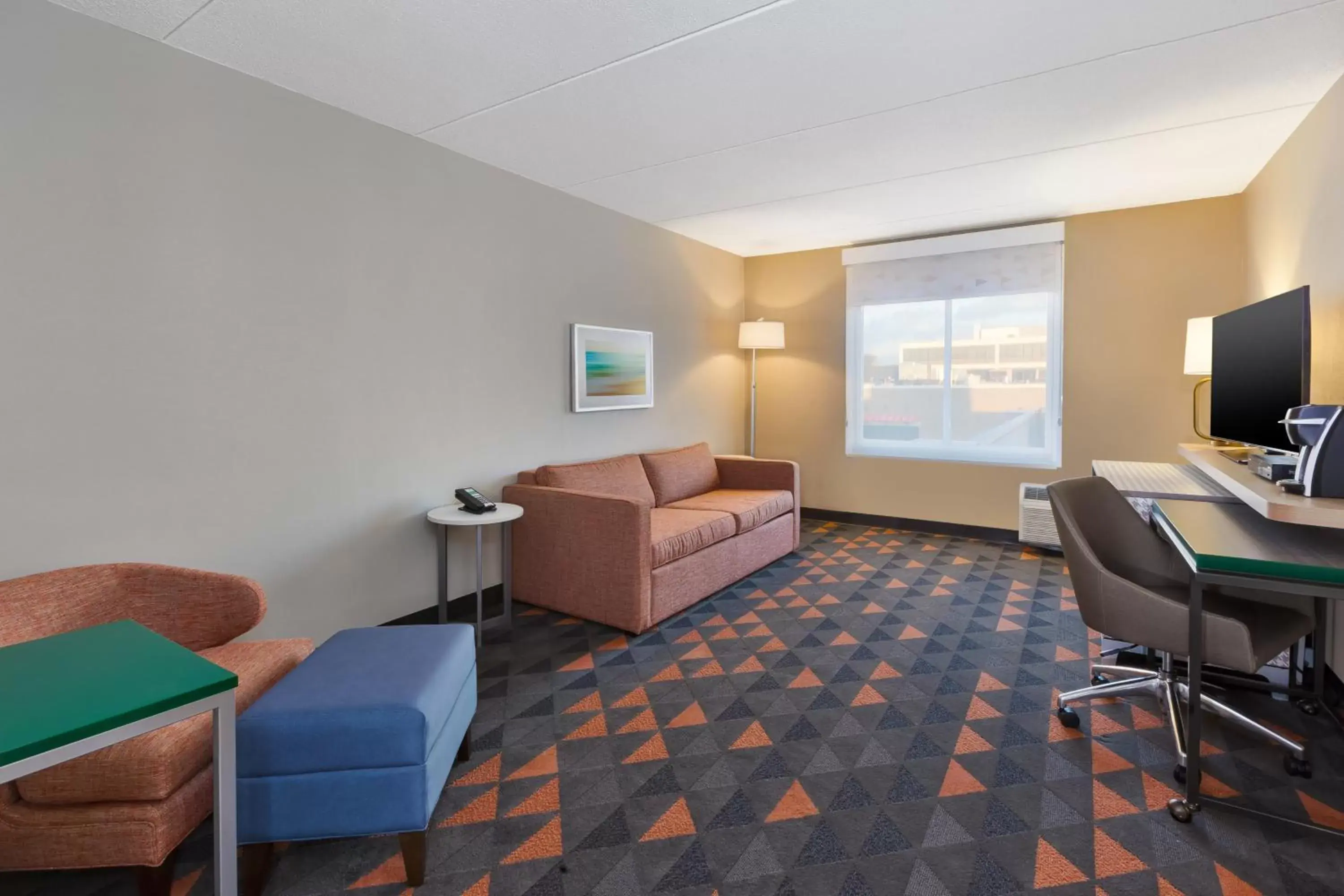 Photo of the whole room, Seating Area in Holiday Inn Westbury-Long Island, an IHG Hotel