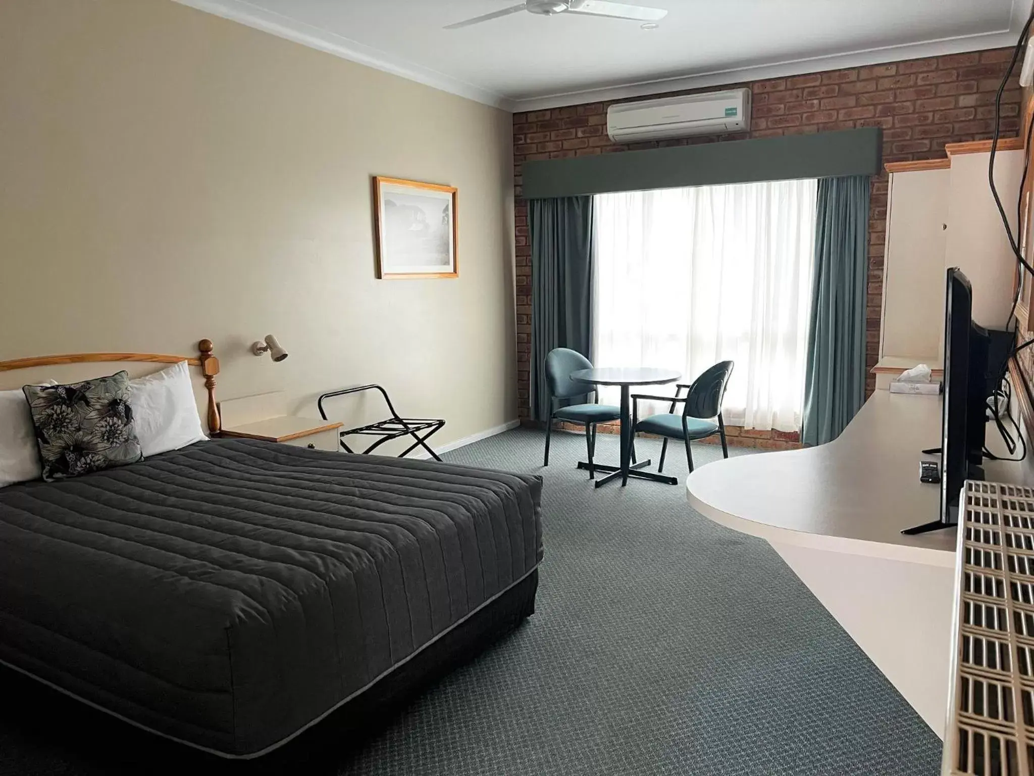 Bed in Tumbarumba Motel & Elms Restaurant