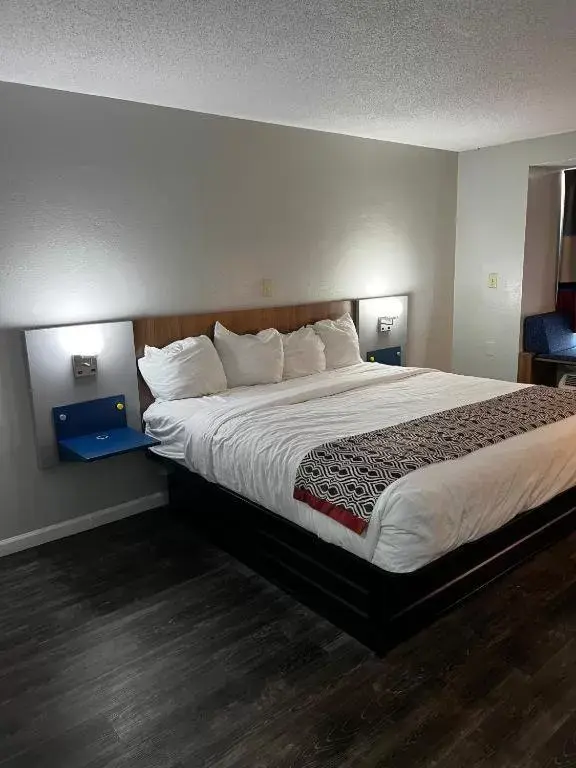 Bed in Microtel Inn by Wyndham Atlanta Airport