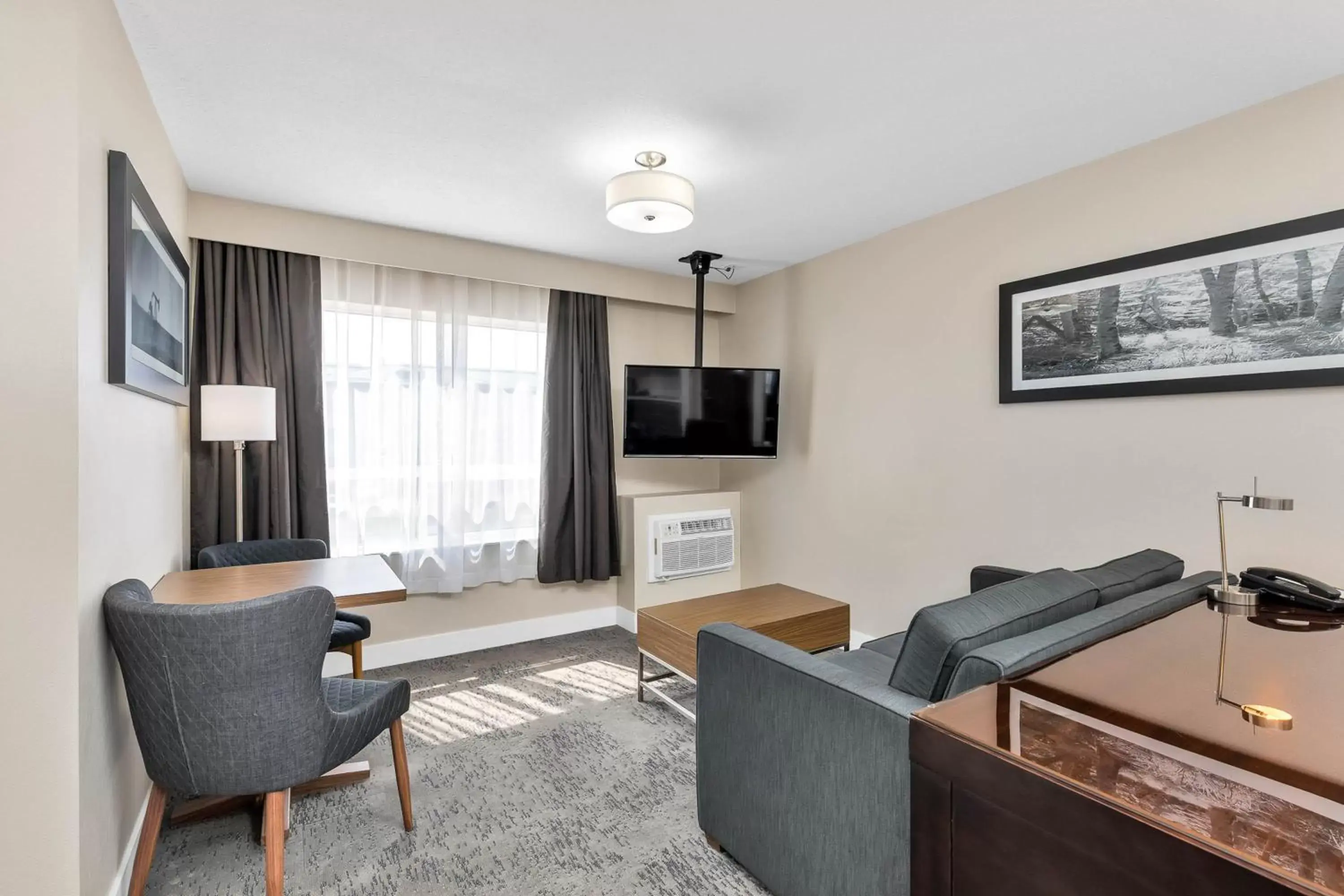 Photo of the whole room, Seating Area in Sandman Hotel Grande Prairie