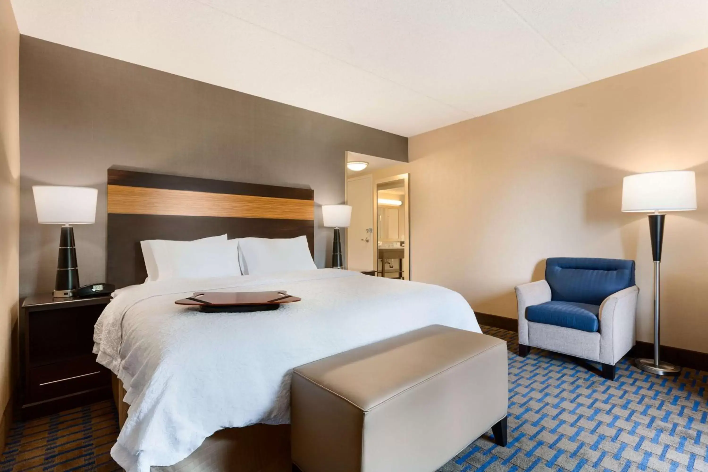 Bed in Hampton Inn and Suites Camp Springs
