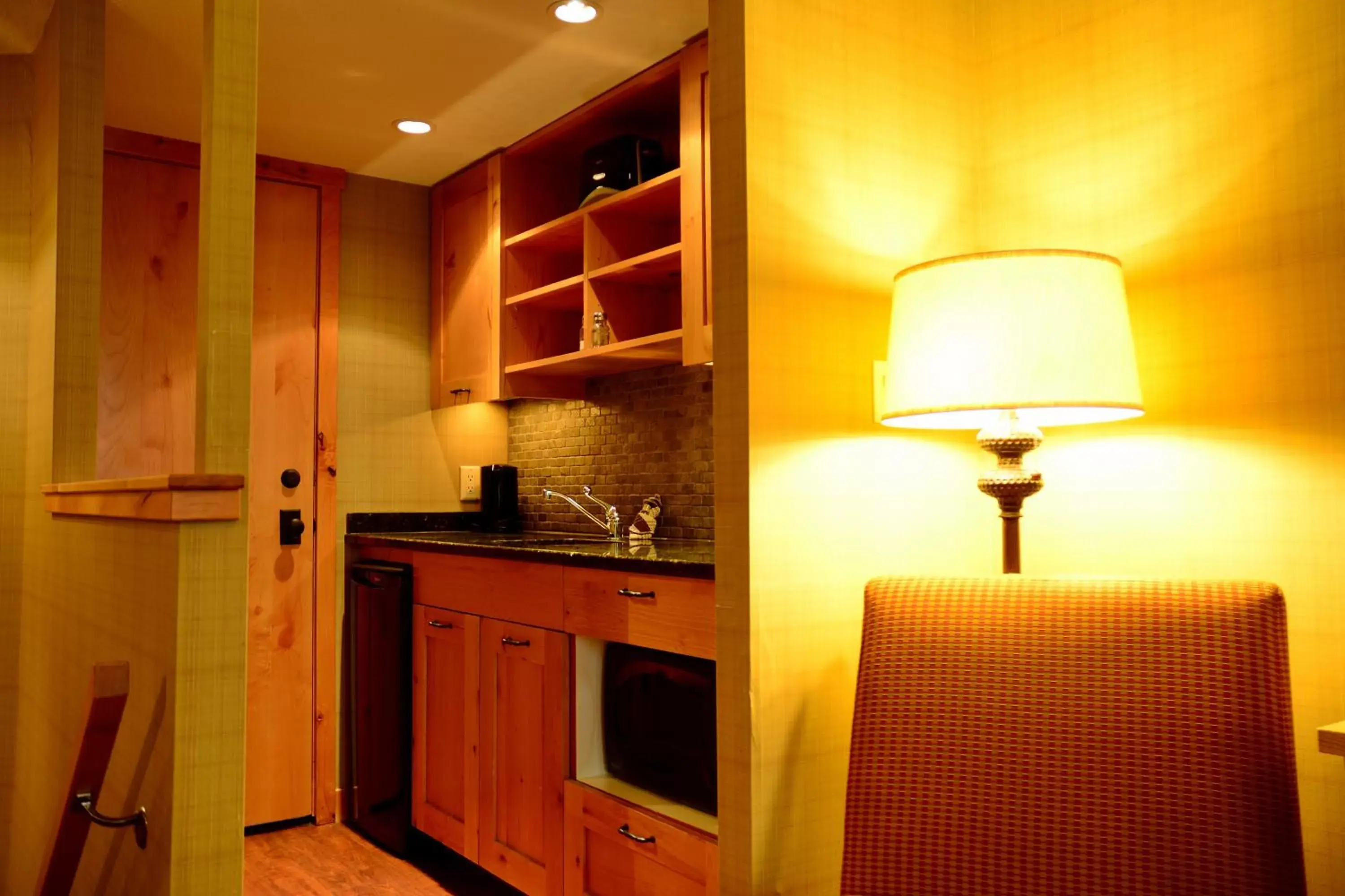 Kitchen or kitchenette, Kitchen/Kitchenette in Fox Hotel and Suites