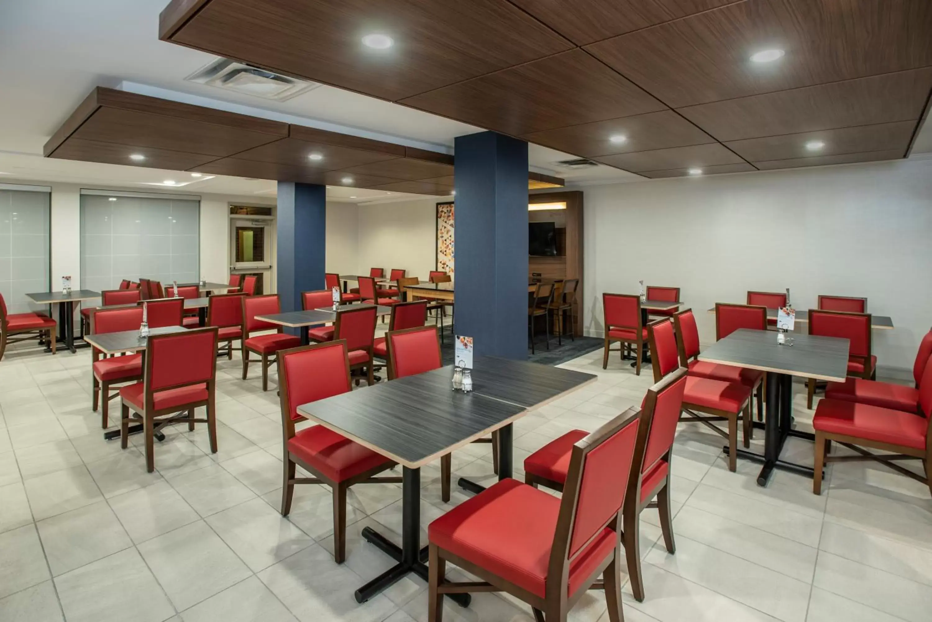 Breakfast, Restaurant/Places to Eat in Holiday Inn Express & Suites Medicine Hat, an IHG Hotel