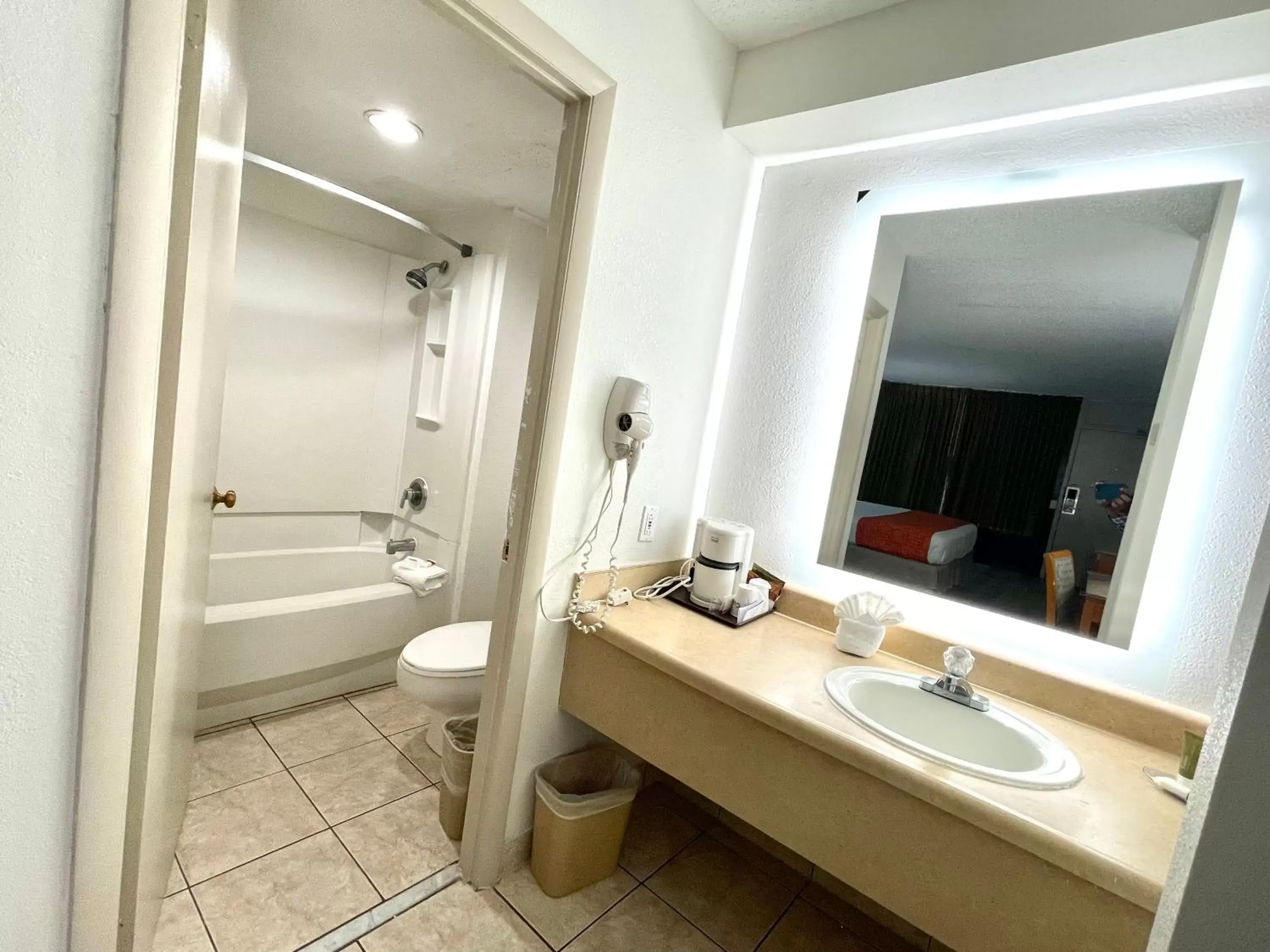 Bathroom in Howard Johnson by Wyndham Galloway Atlantic City Area