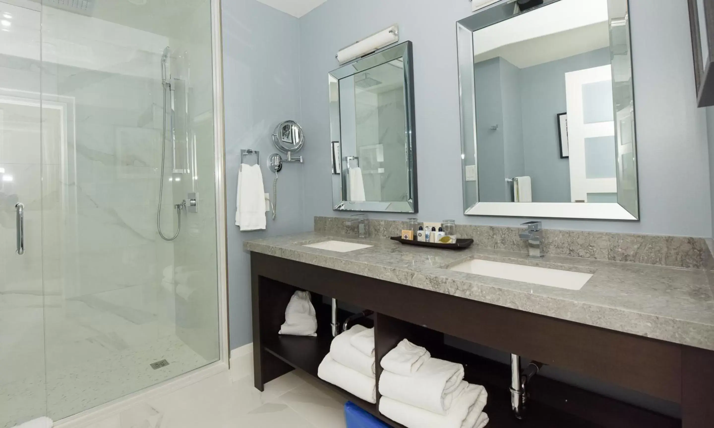 Shower, Bathroom in 124 on Queen Hotel & Spa