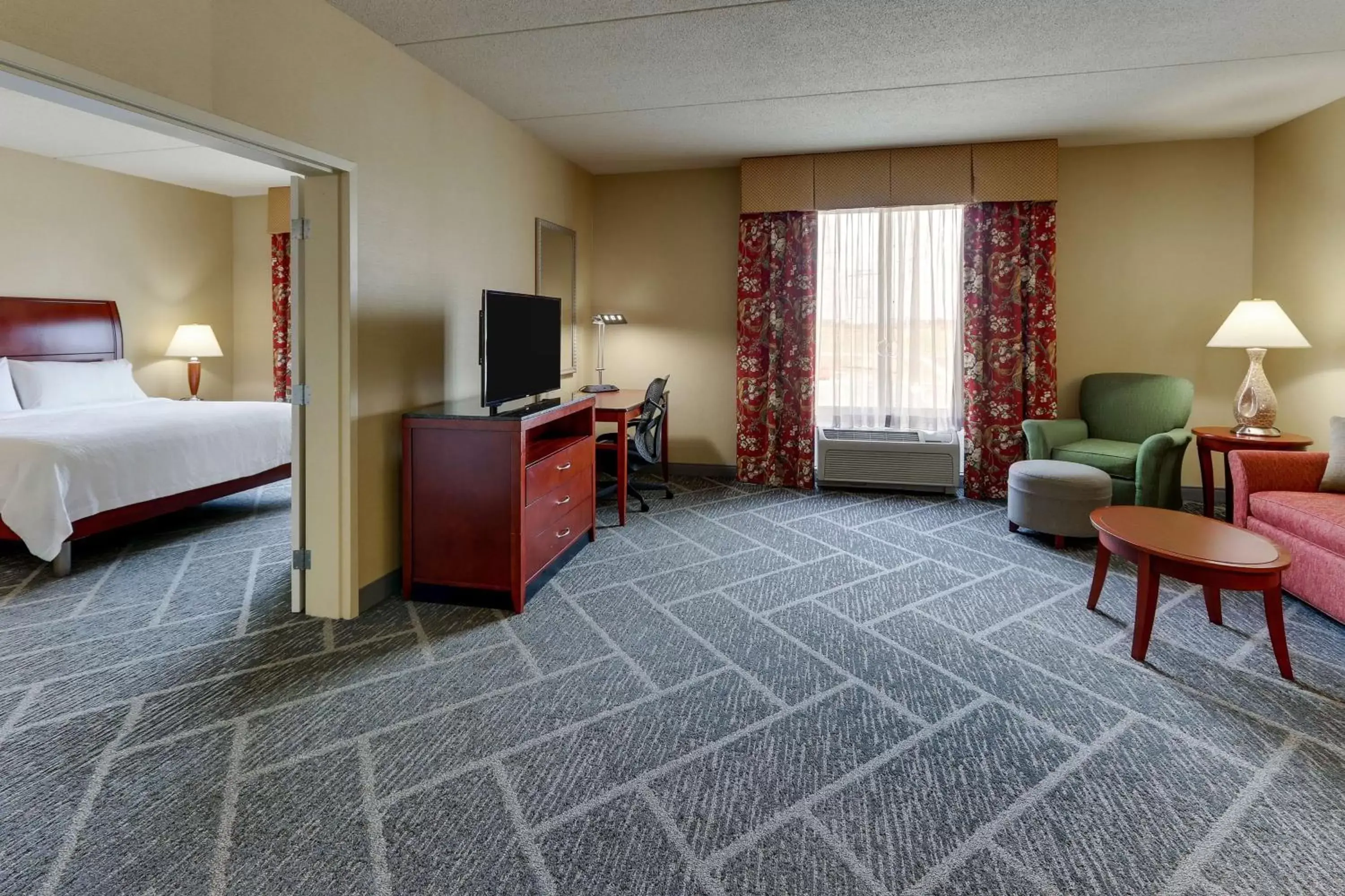 Living room, TV/Entertainment Center in Hilton Garden Inn Indianapolis Airport