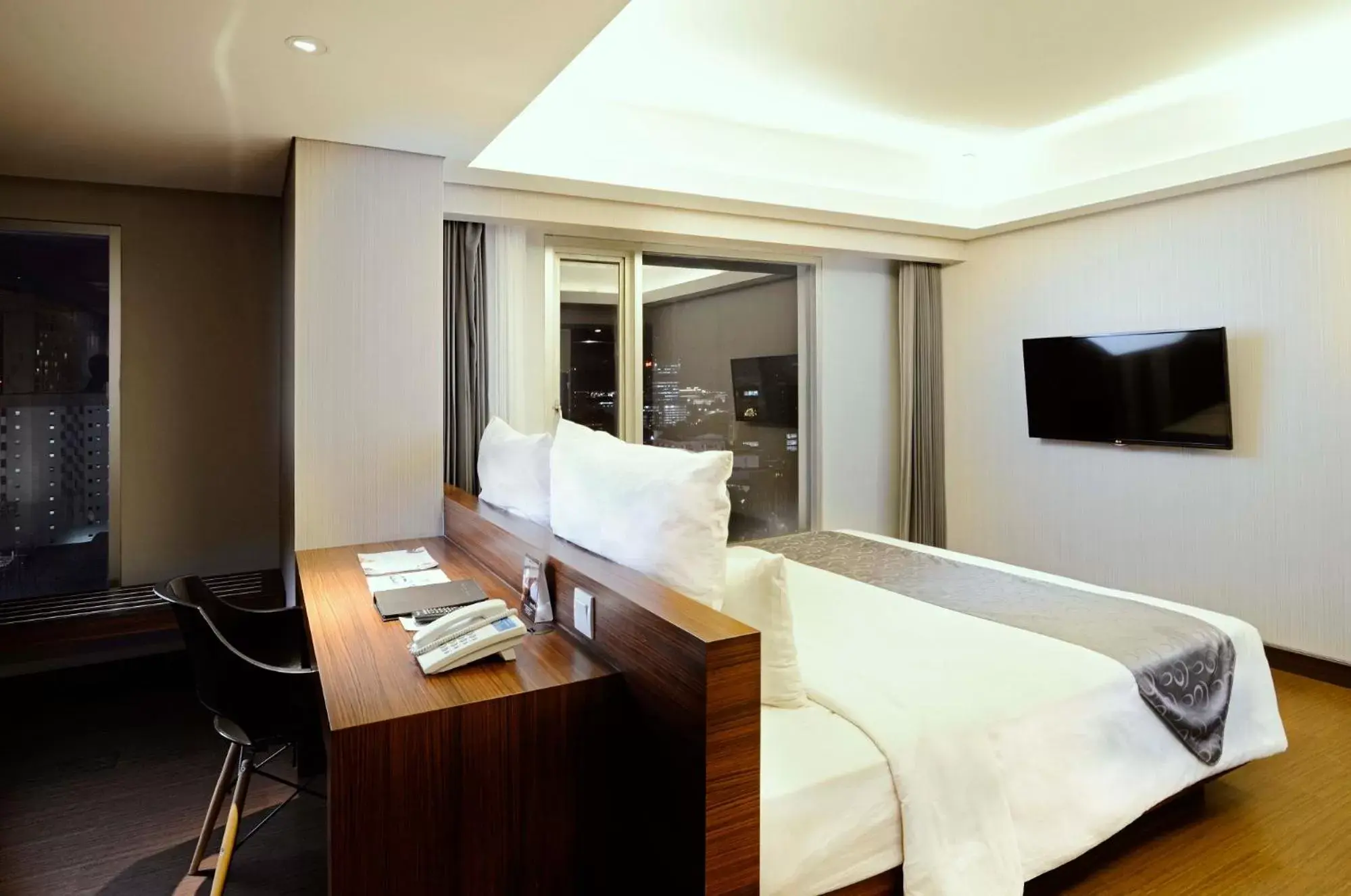 Bedroom, TV/Entertainment Center in CROWN PRINCE Hotel Surabaya Managed by Midtown Indonesia
