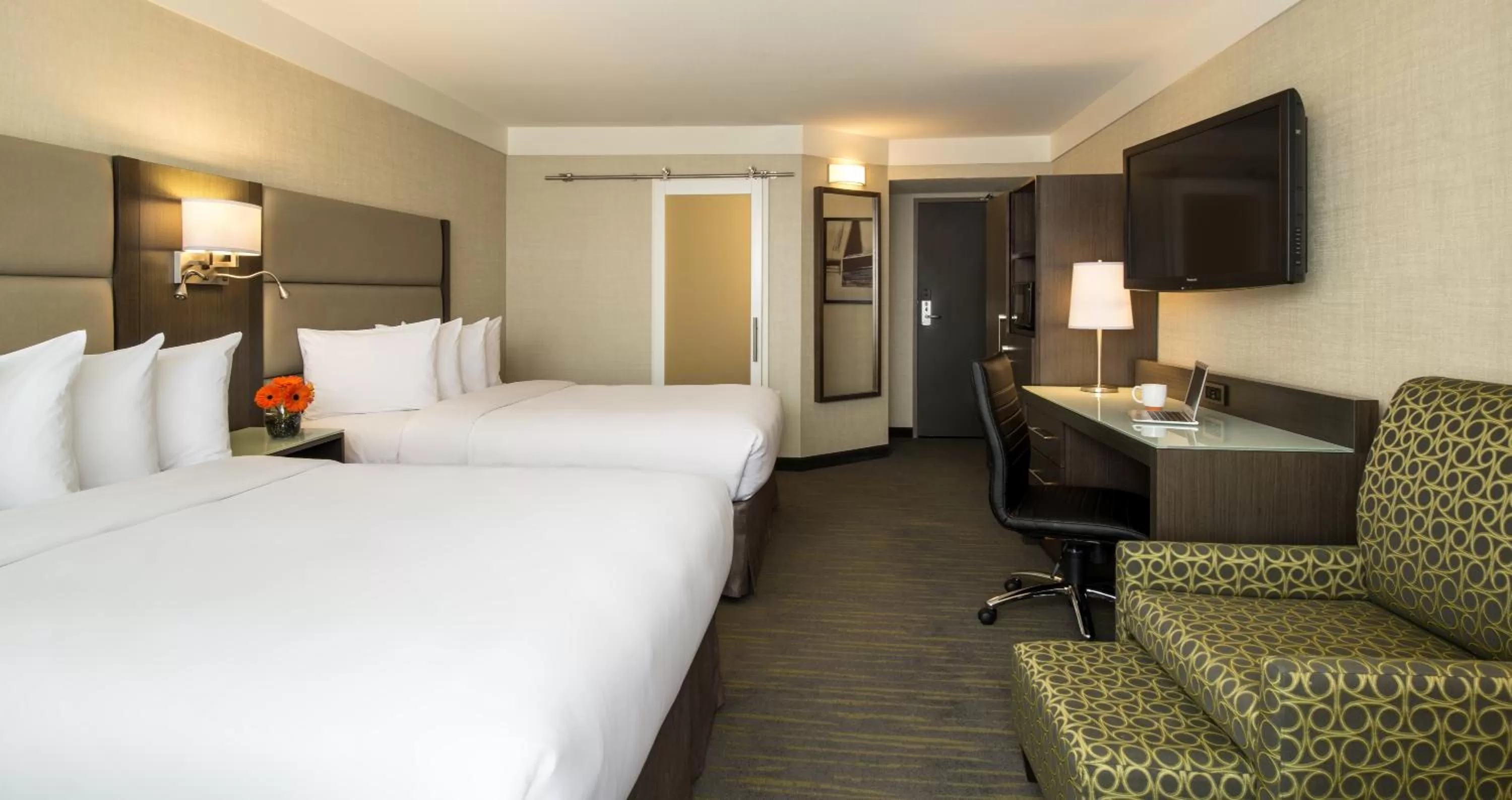 Bed in Saskatoon Inn & Conference Centre