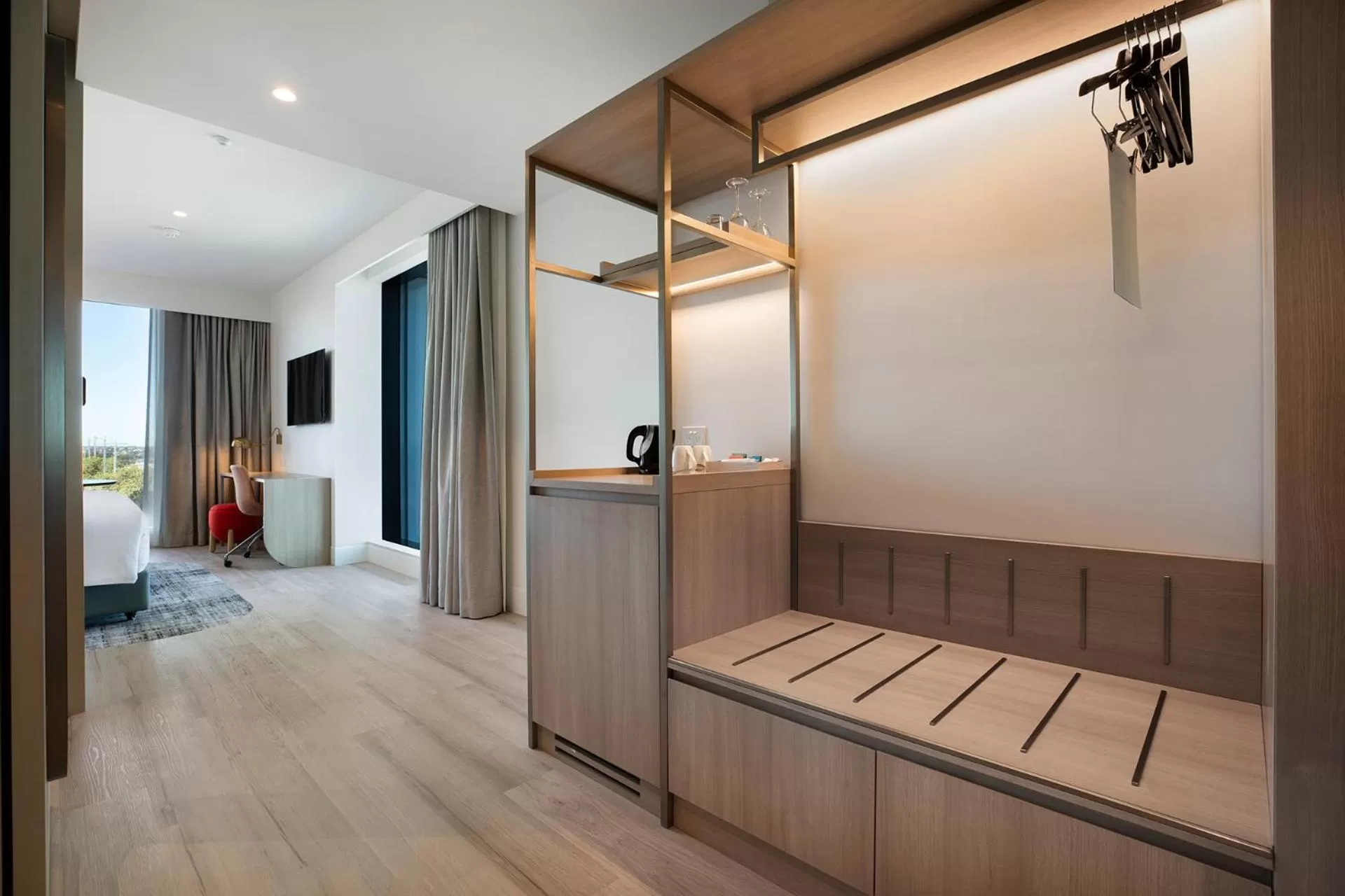 Coffee/tea facilities, Bed in Holiday Inn & Suites Geelong by IHG