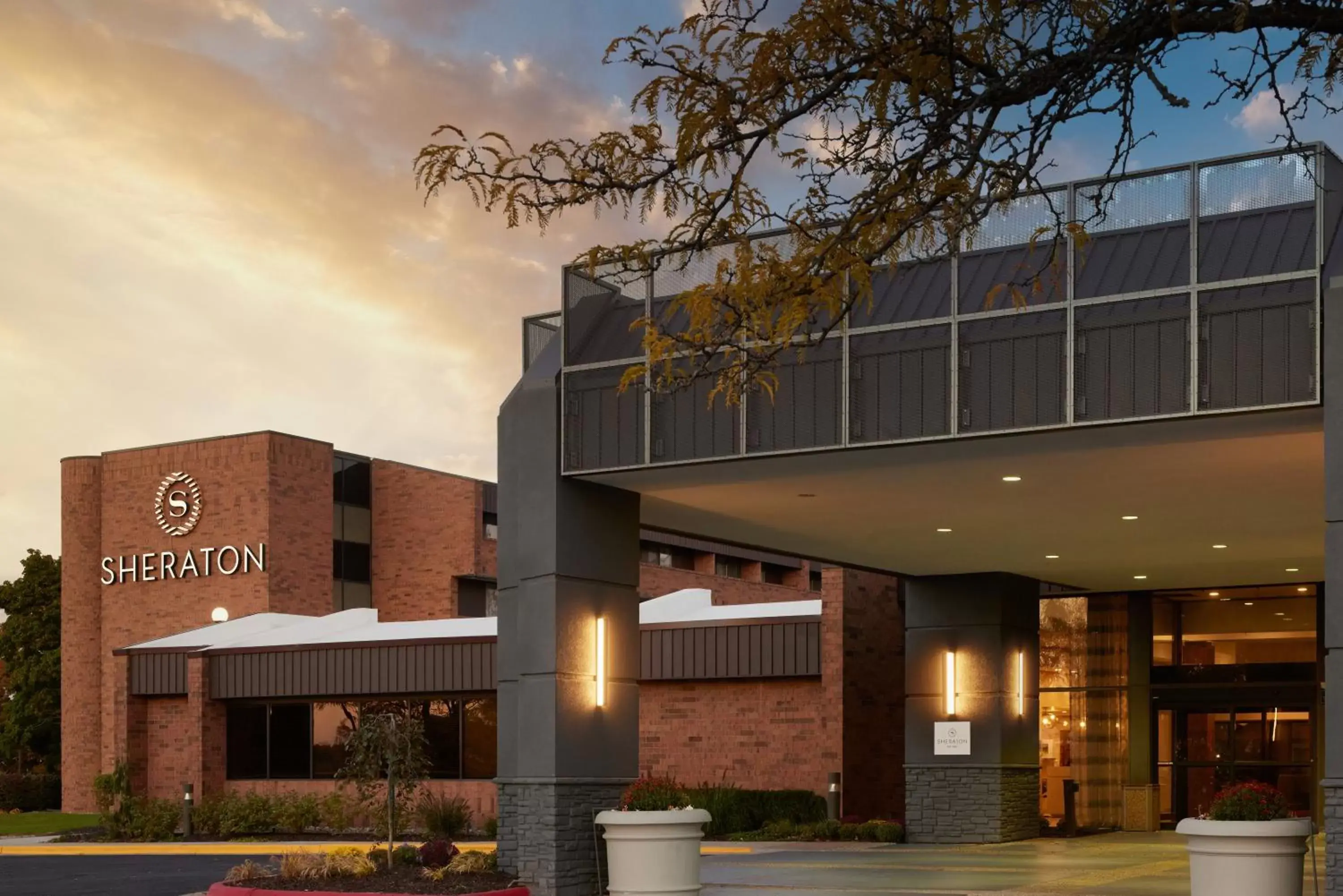 Property Building in Sheraton Grand Rapids Airport Hotel