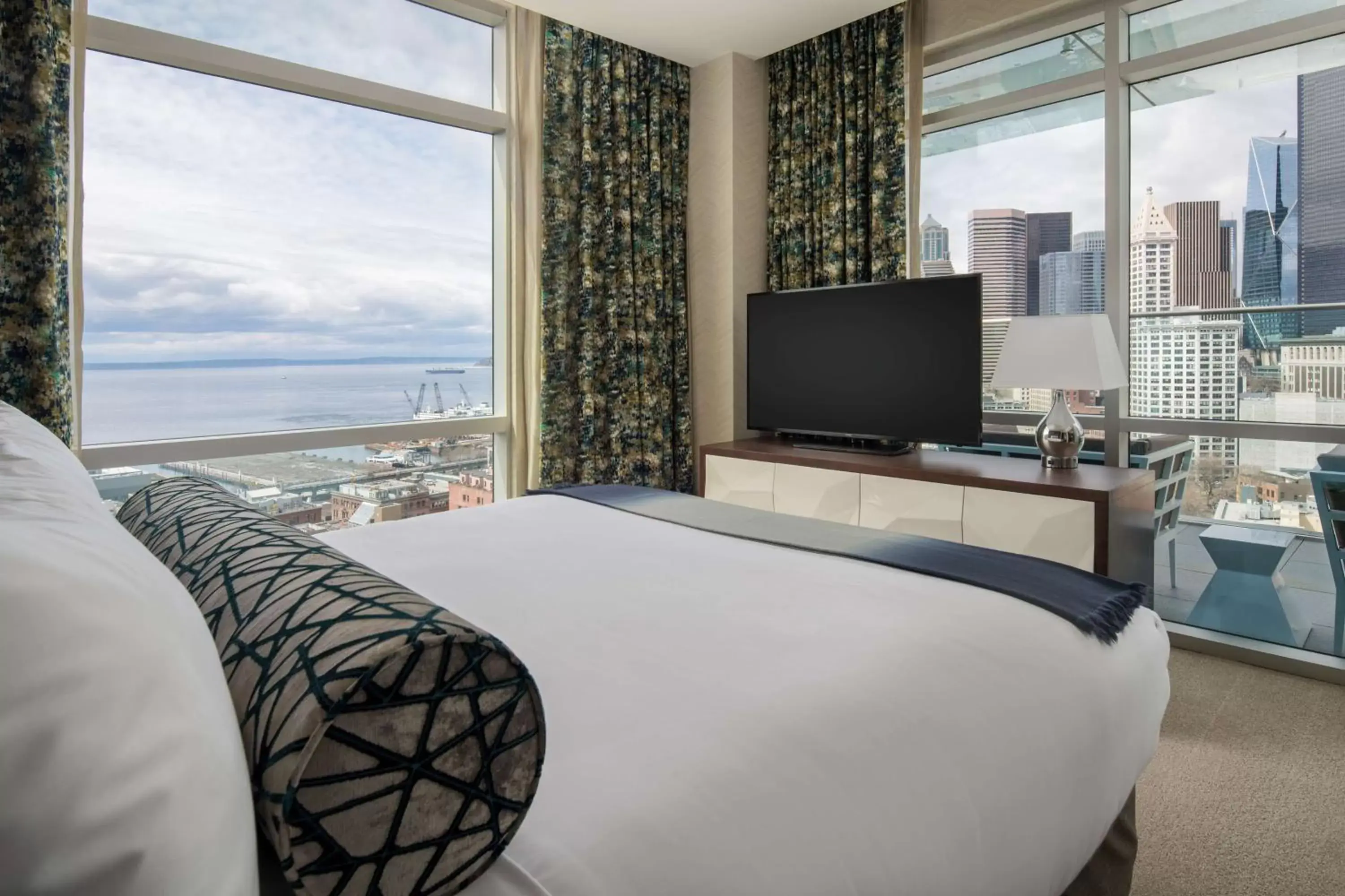 Bedroom in Embassy Suites By Hilton Seattle Downtown Pioneer Square