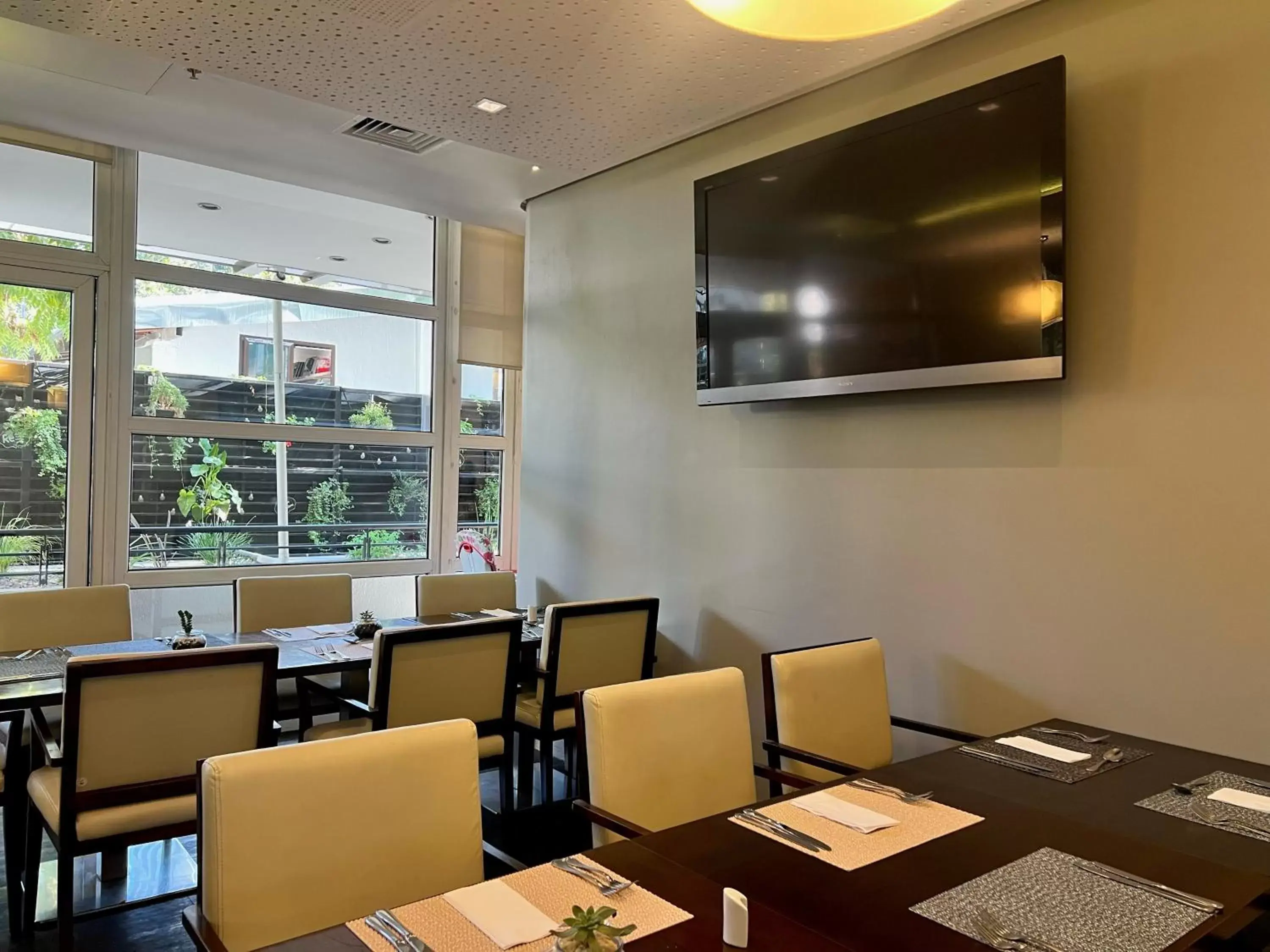 Communal lounge/ TV room, Restaurant/Places to Eat in Novotel Santiago Vitacura