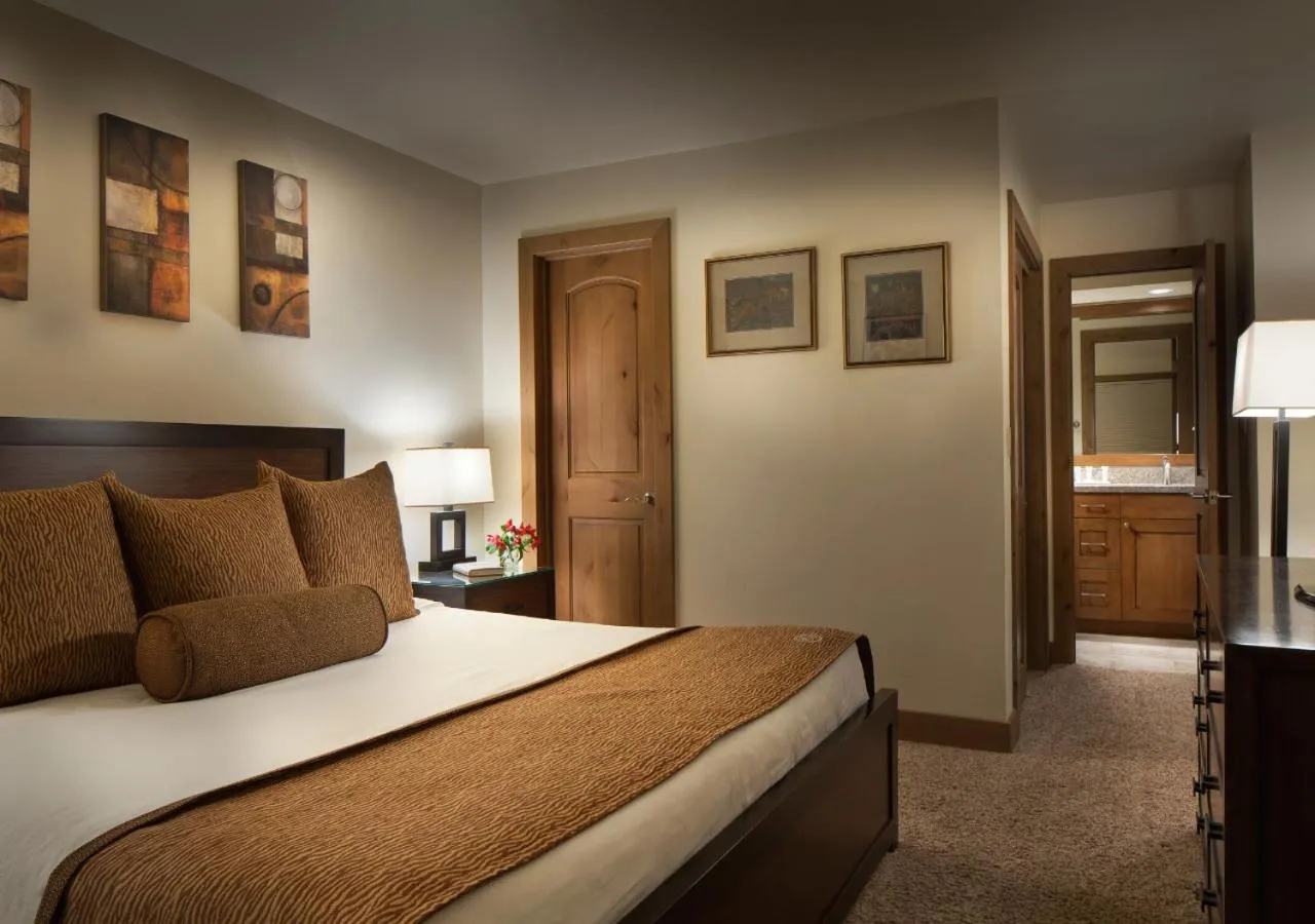 Bedroom, Bed in Manor Vail Lodge