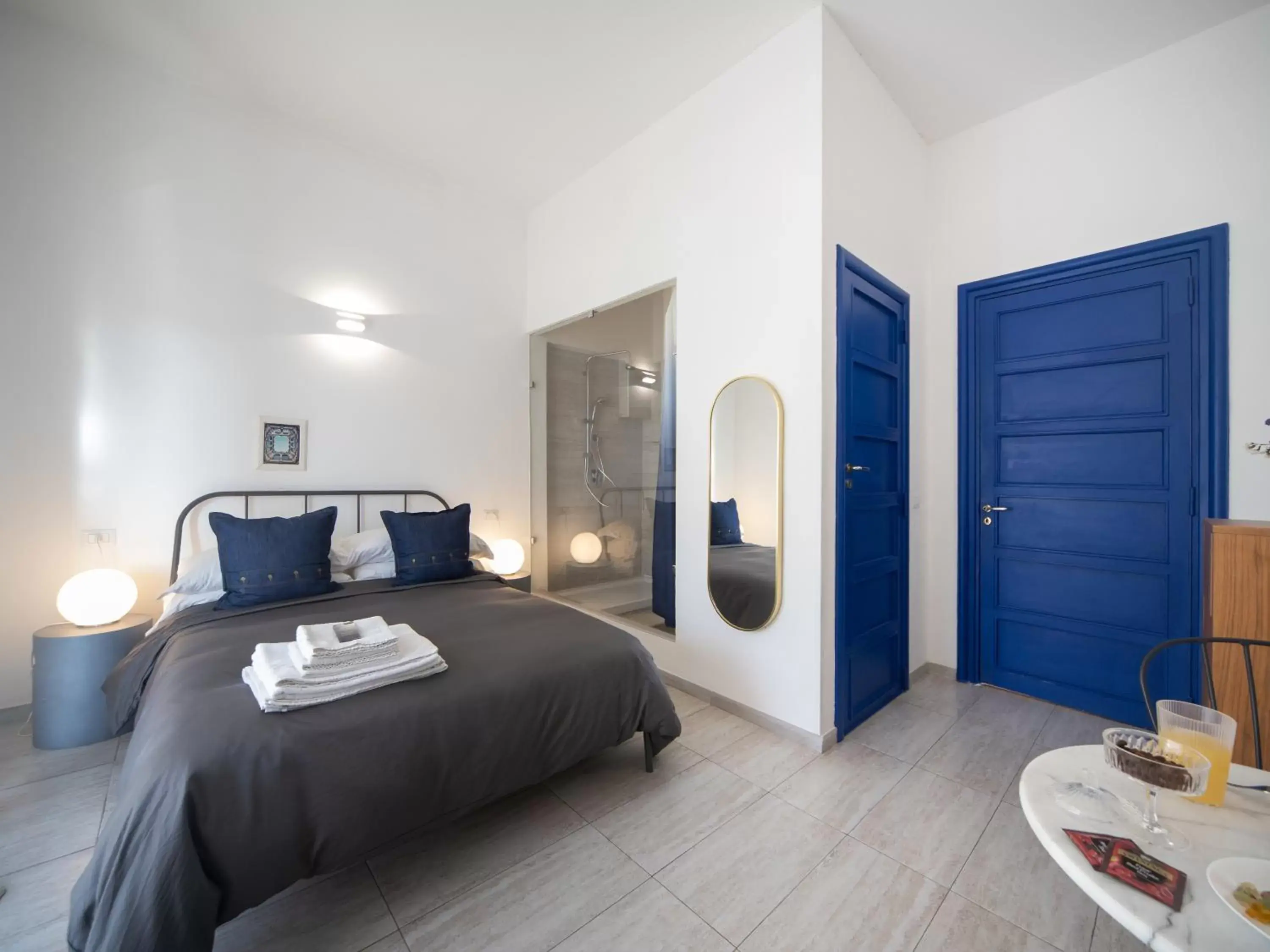 Photo of the whole room, Bed in Salotto Borbonico