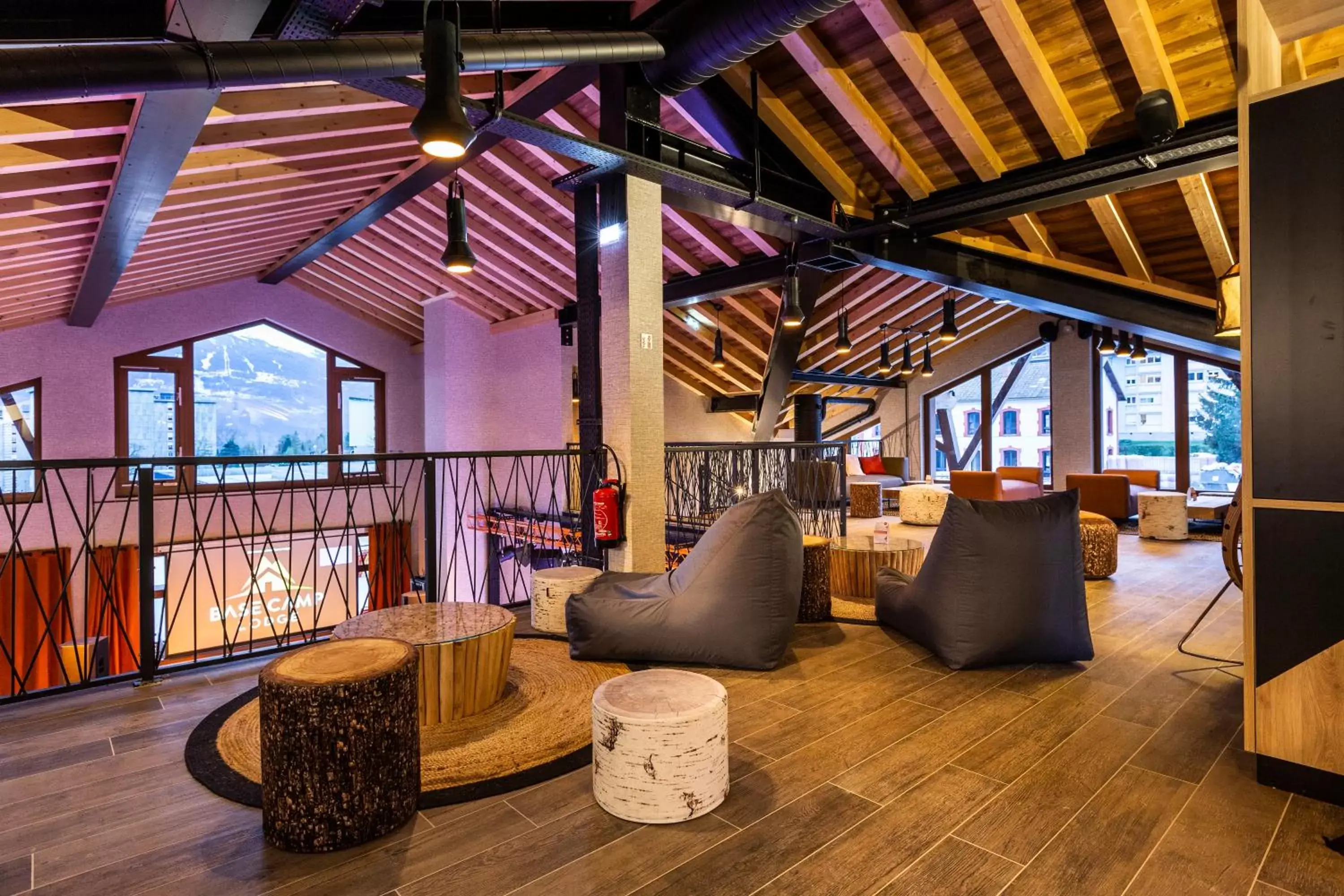 Lounge or bar in Hotel Base Camp Lodge - Bourg Saint Maurice
