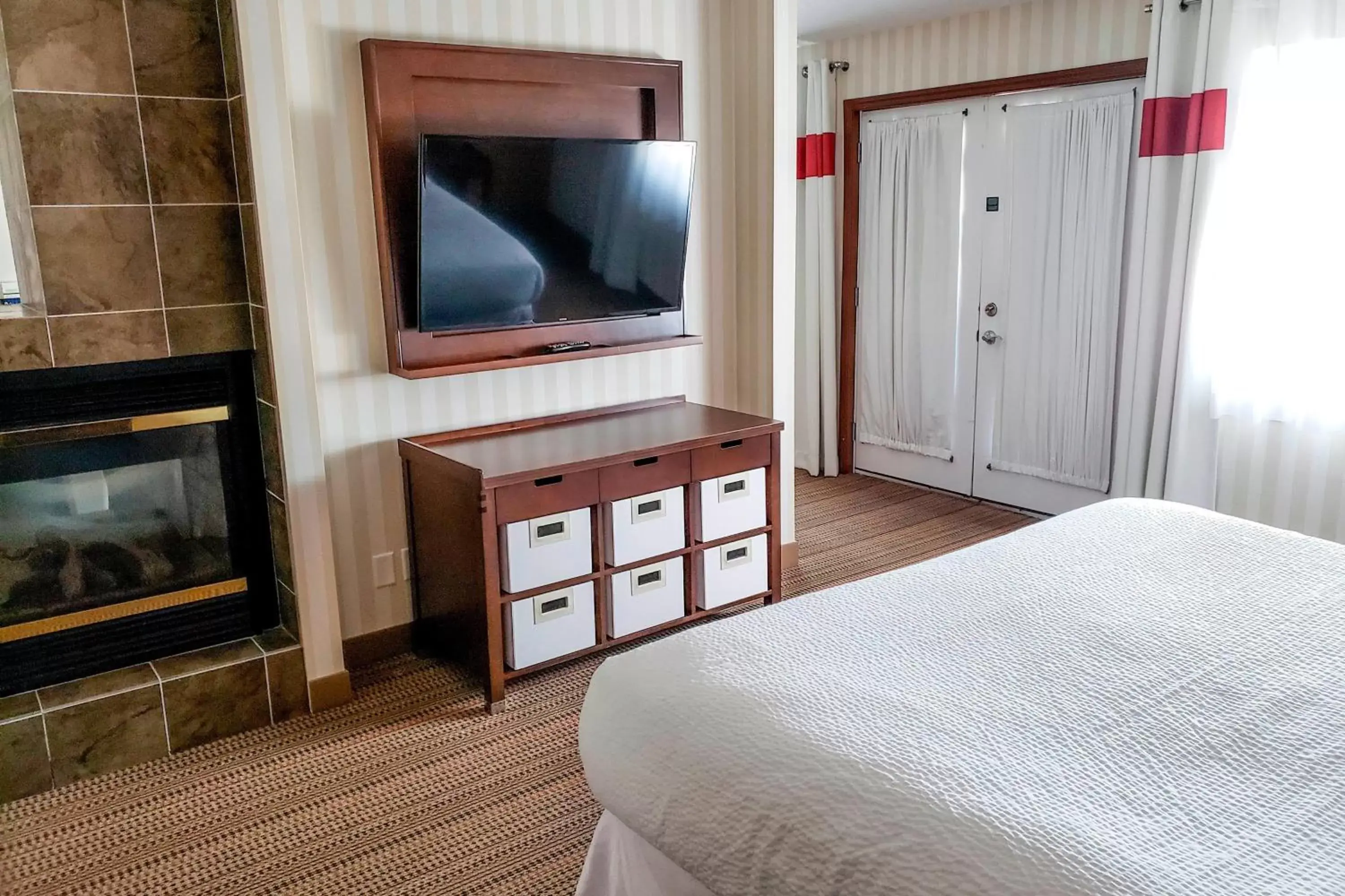 Bedroom, TV/Entertainment Center in Four Points by Sheraton Prince George