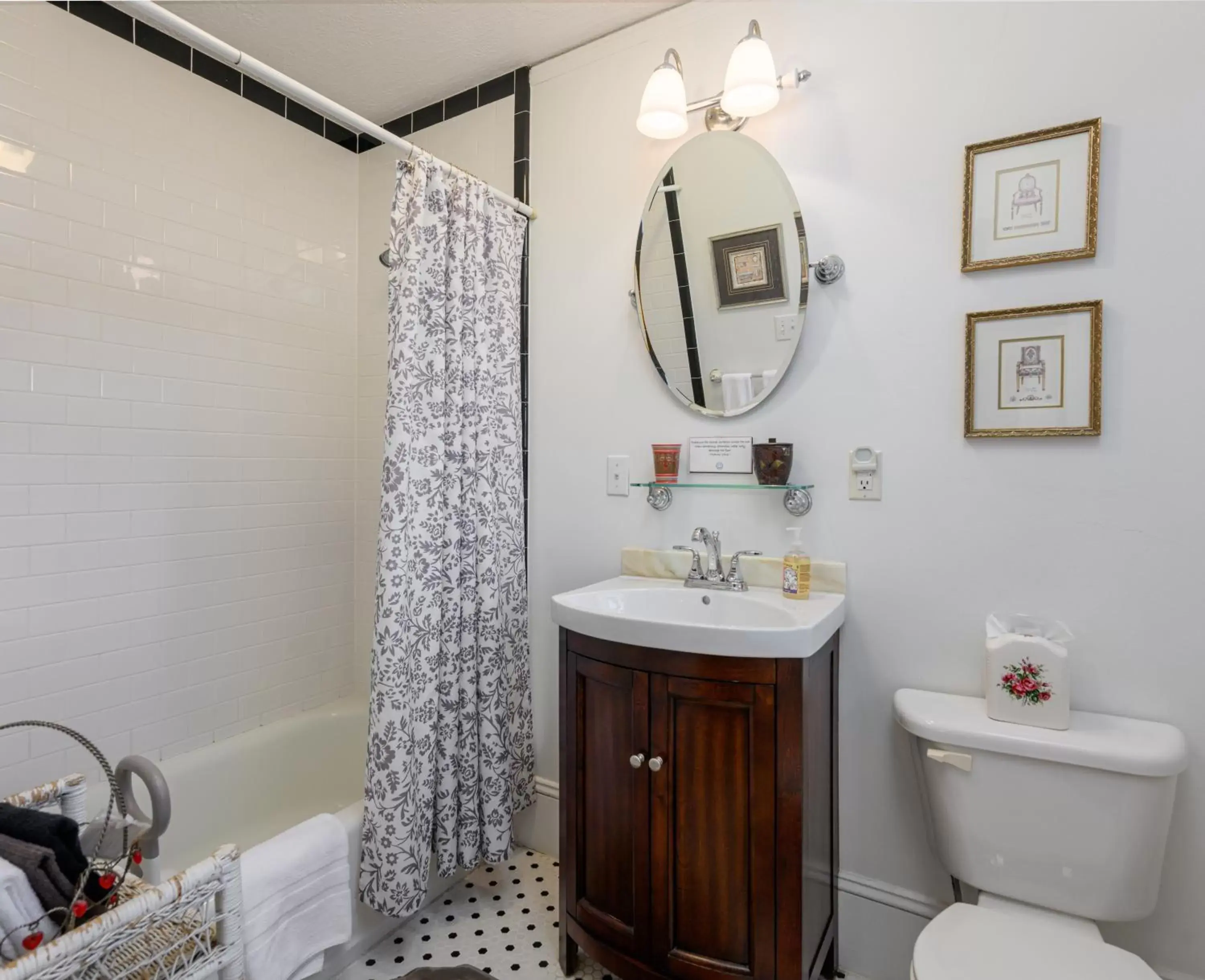 Bathroom in Oakland Cottage Bed and Breakfast