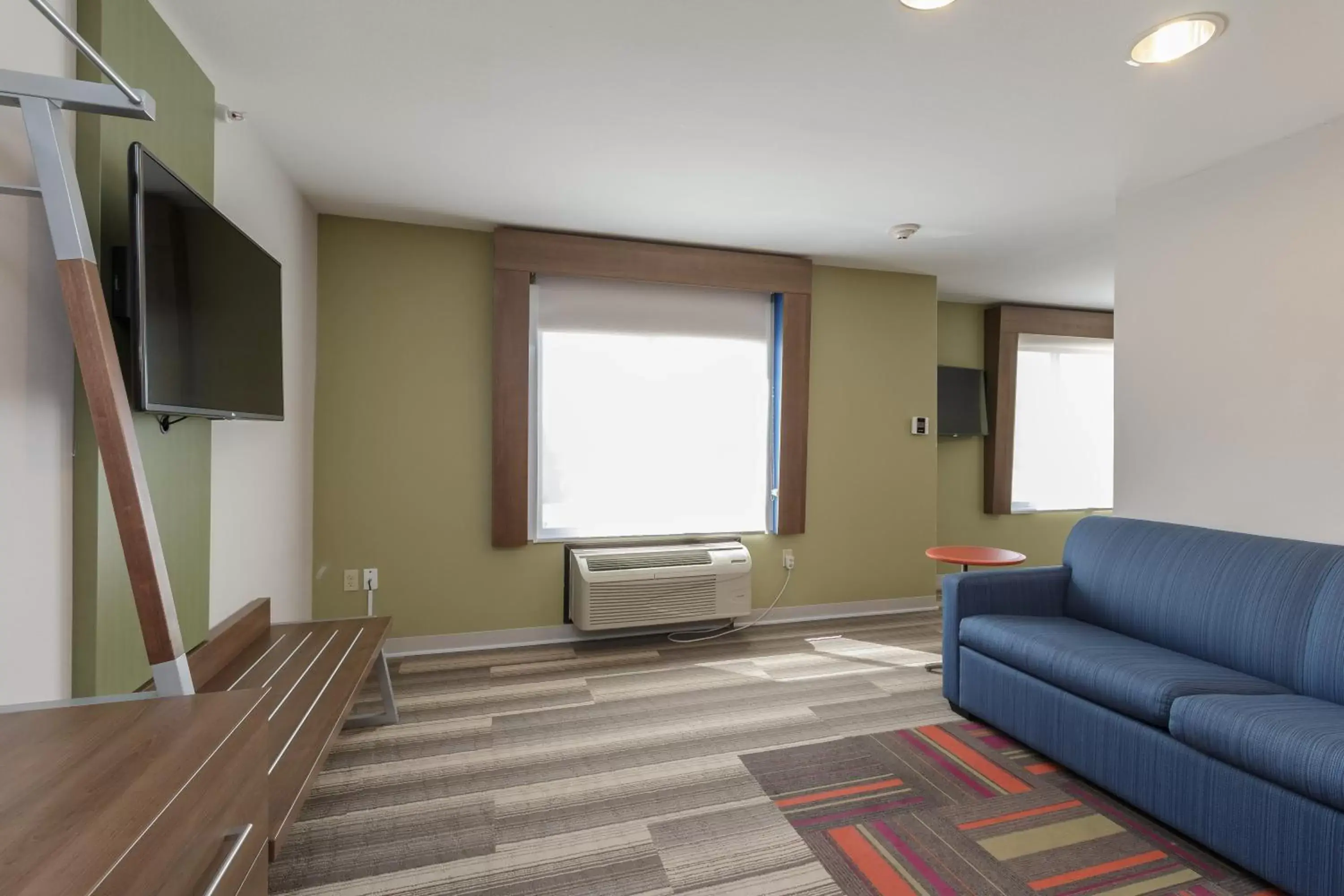 Bedroom, Seating Area in Holiday Inn Express & Suites - South Bend - Notre Dame Univ.