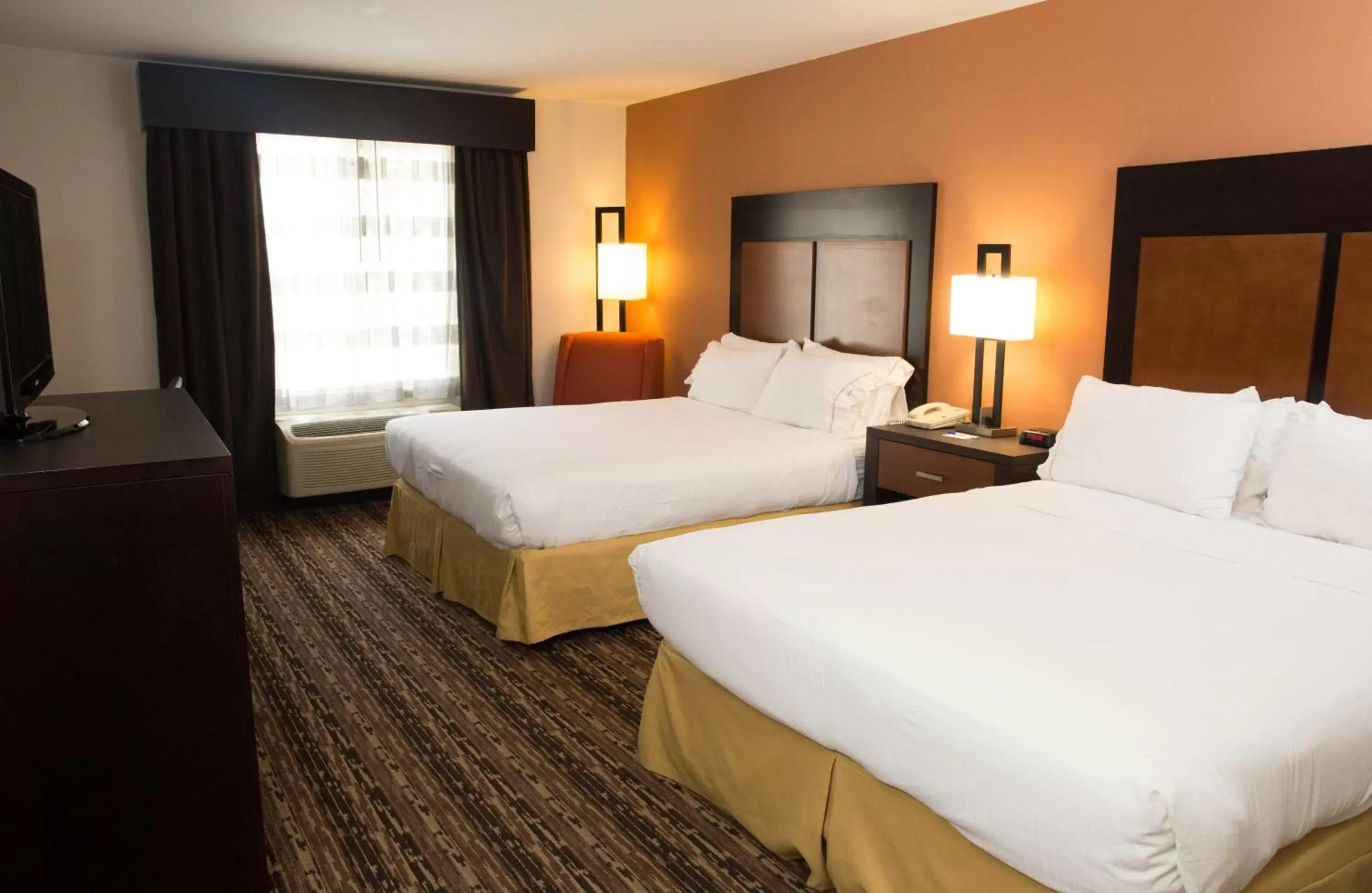 Photo of the whole room, Bed in Holiday Inn Express Hotel & Suites Cherokee-Casino, an IHG Hotel