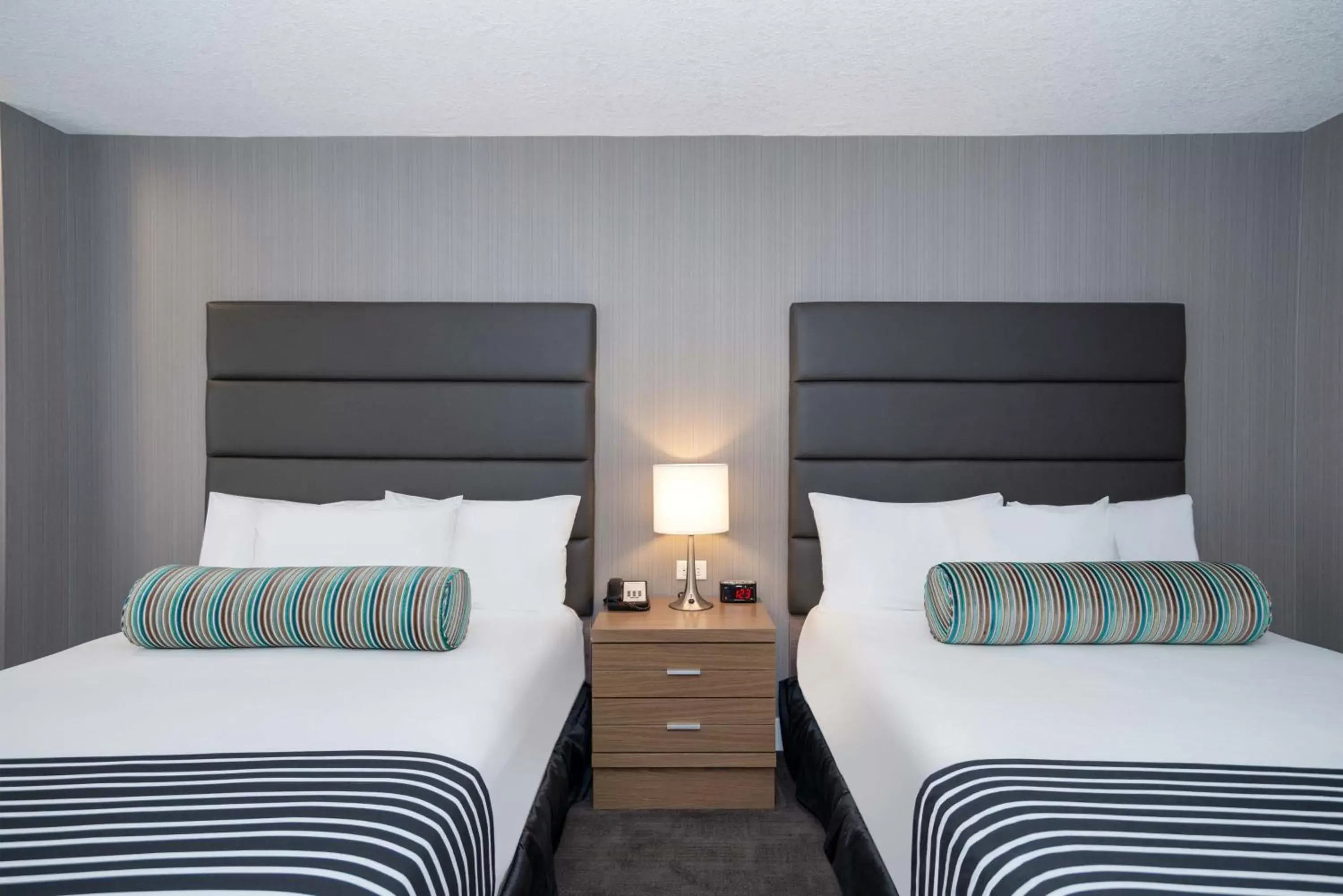 Photo of the whole room, Bed in Sandman Signature Calgary Downtown Hotel
