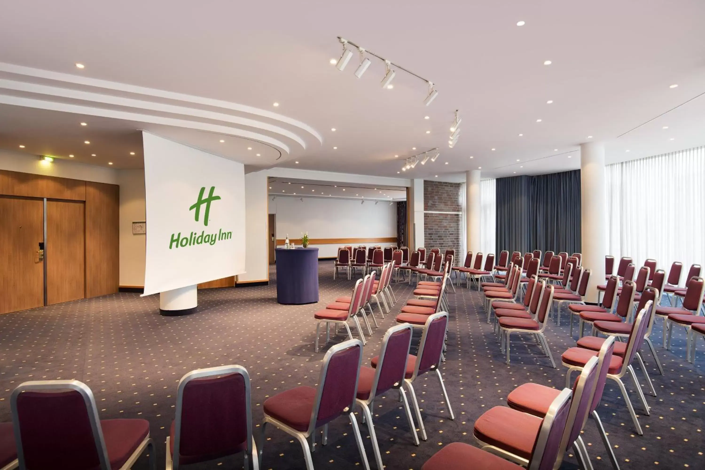 Meeting/conference room in Holiday Inn Hamburg, an IHG Hotel