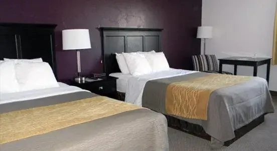 Bed in Boarders Inn & Suites by Cobblestone Hotels - Munising
