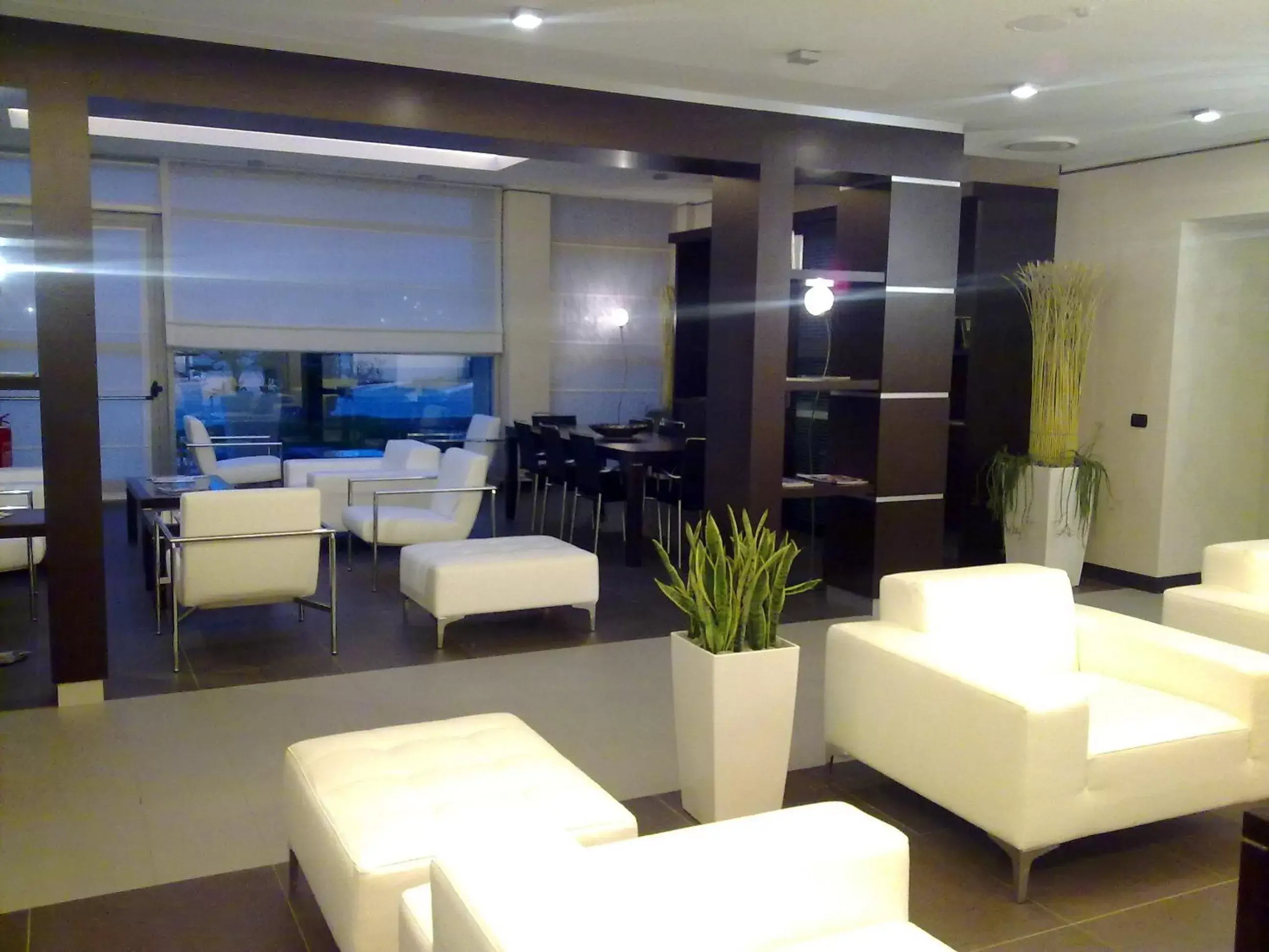 Lobby or reception, Lounge/Bar in Mercure Bergamo Aeroporto