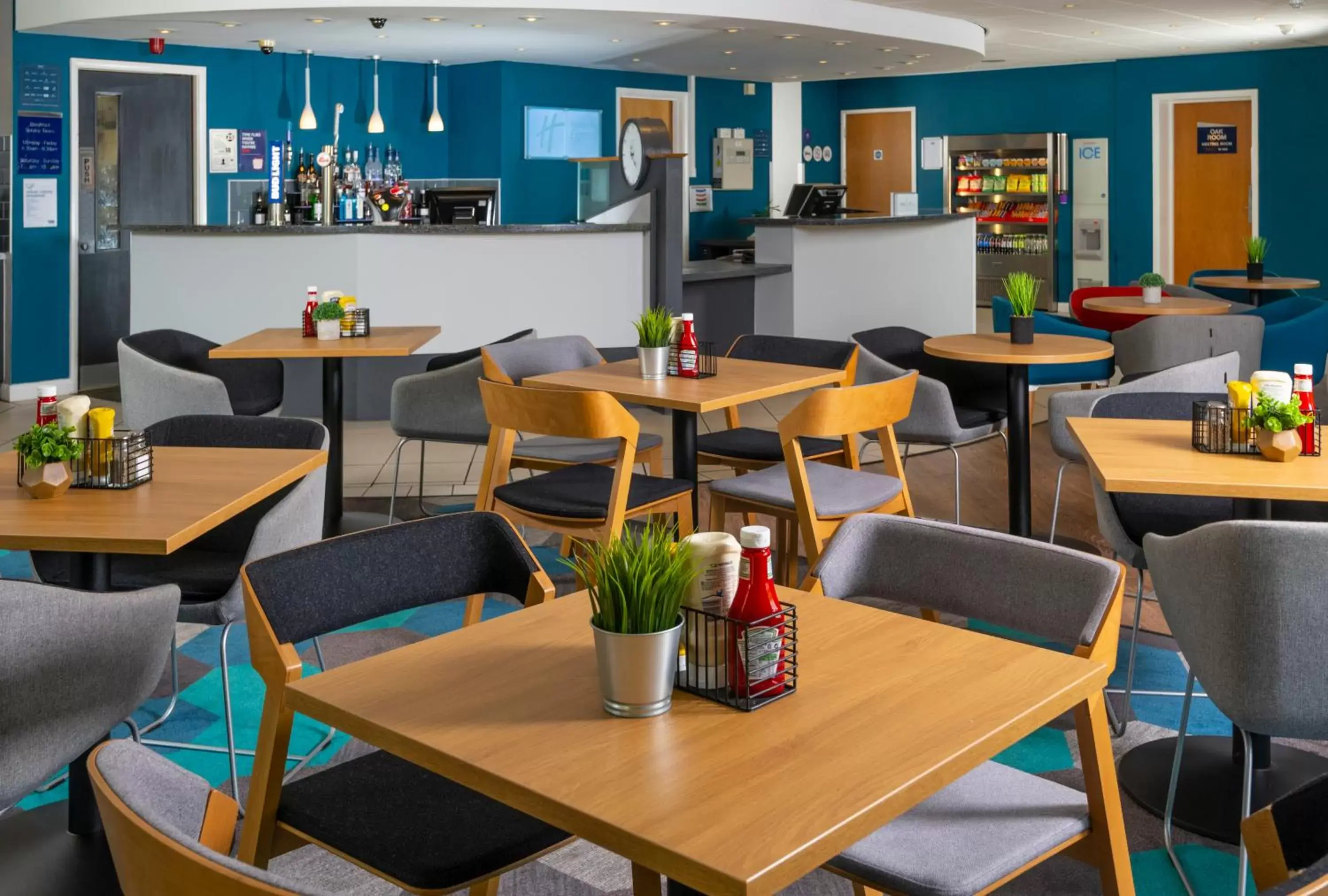 Lounge or bar, Restaurant/Places to Eat in Holiday Inn Express Lichfield, an IHG Hotel