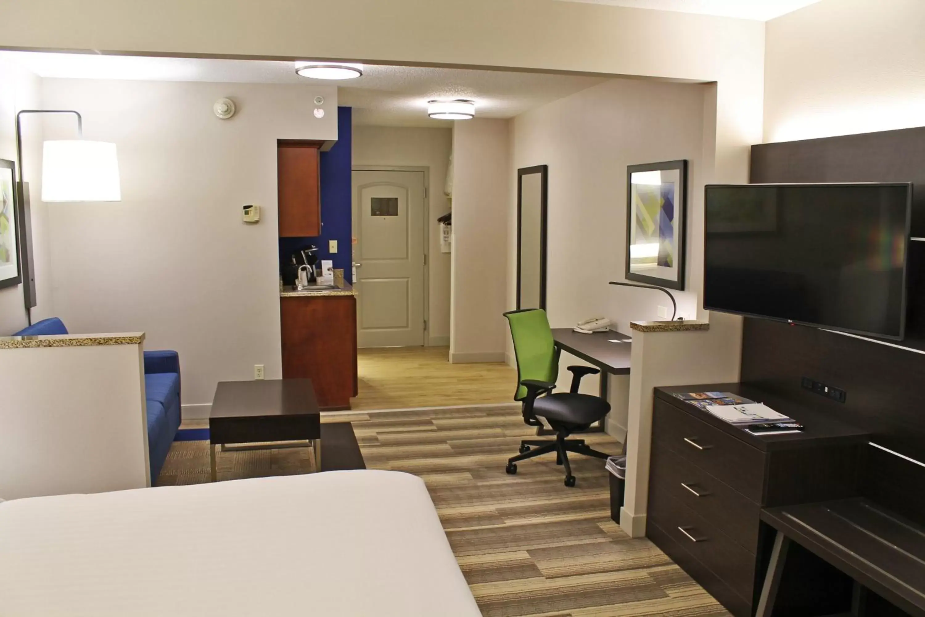 Photo of the whole room, TV/Entertainment Center in Holiday Inn Express Hotel & Suites Cape Girardeau I-55, an IHG Hotel