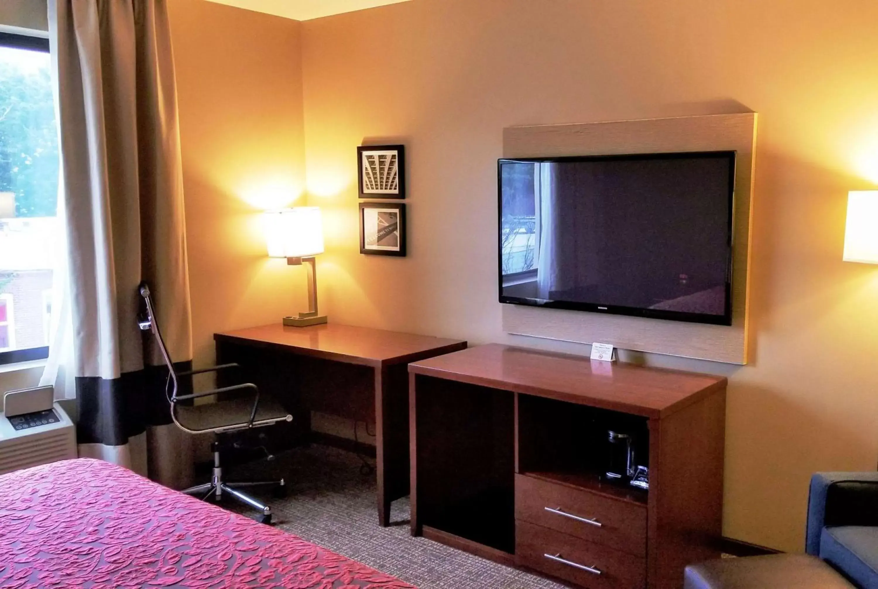 Photo of the whole room, TV/Entertainment Center in Days Inn by Wyndham Brooklyn Marine Park