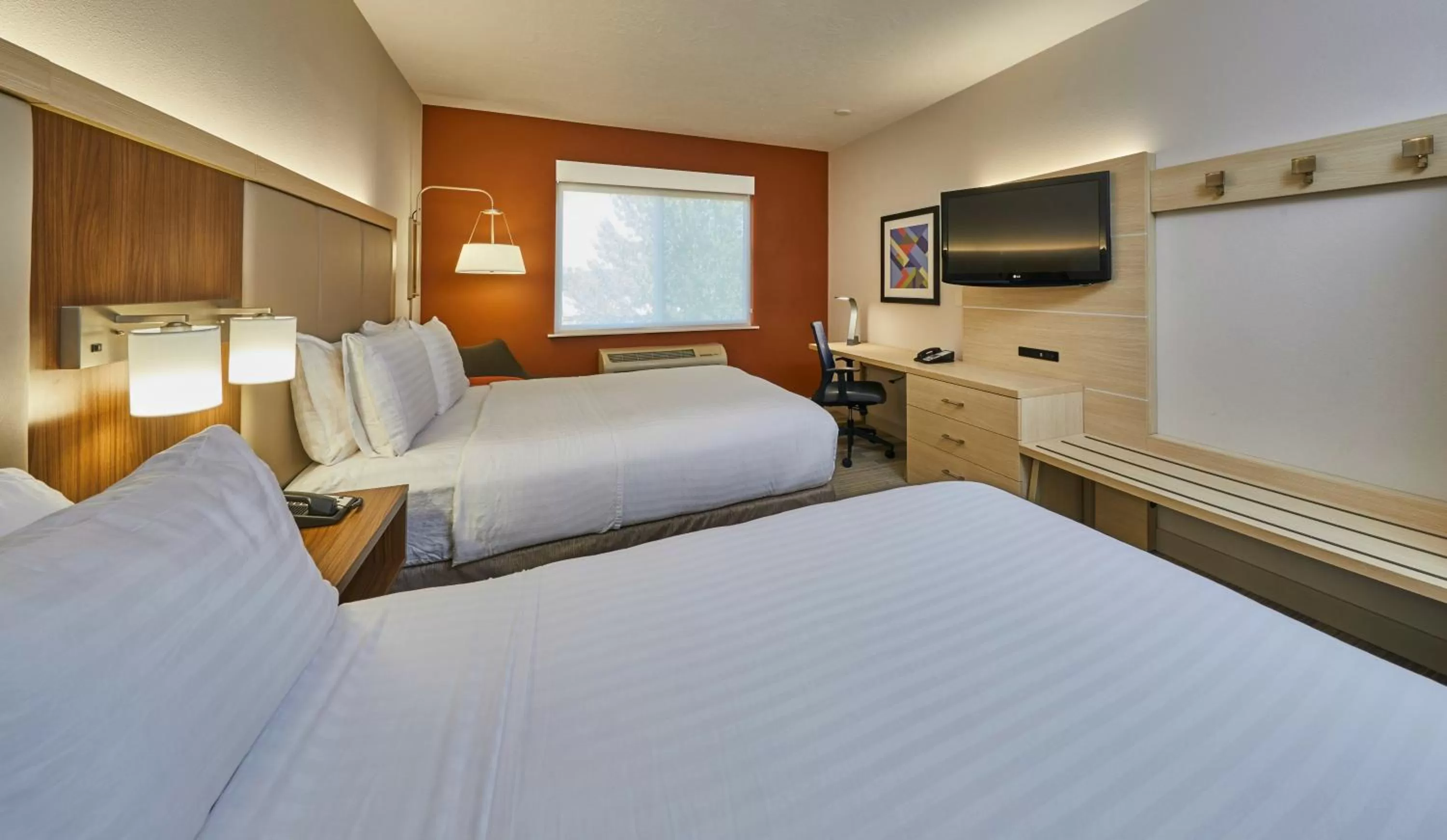 Photo of the whole room, Bed in Holiday Inn Express Hotel & Suites Medford-Central Point by IHG