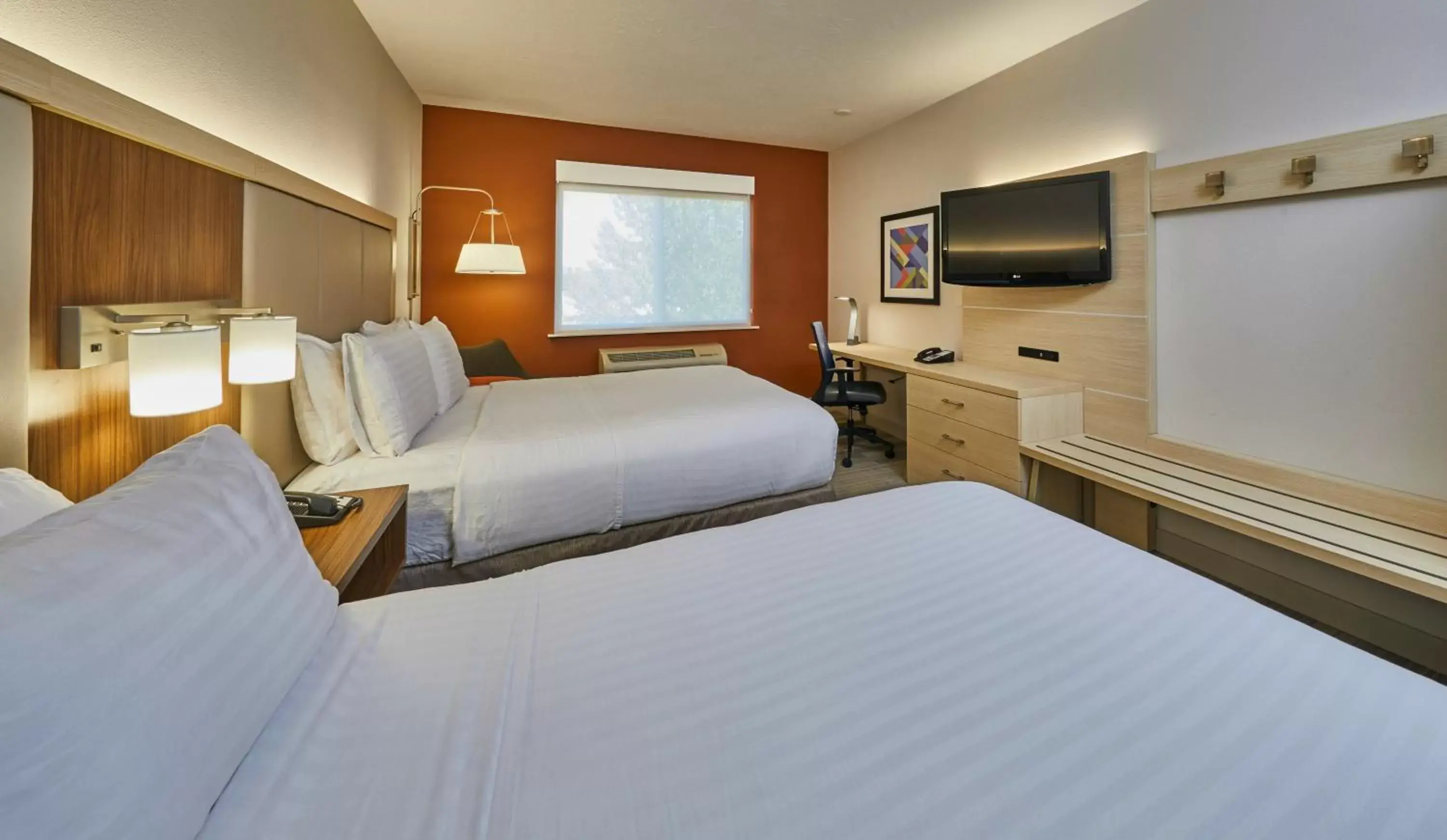 Photo of the whole room in Holiday Inn Express Hotel & Suites Medford-Central Point, an IHG Hotel
